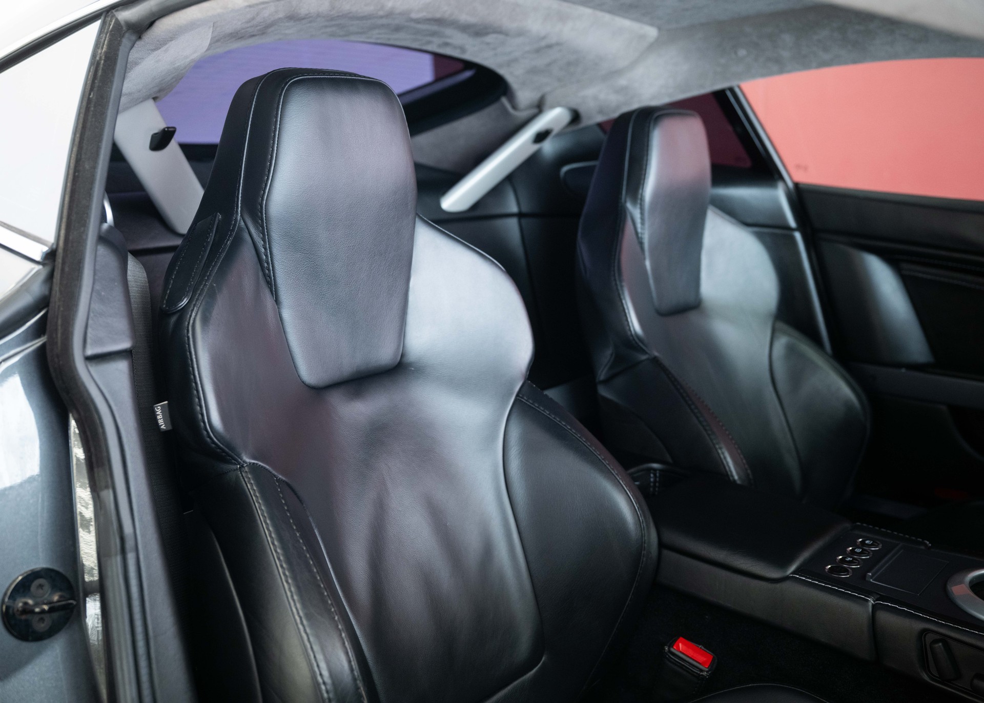 ASTON MARTIN V8 Vantage 4.3 Manual transmission (Swiss car, 1st hand, full Aston Martin service history)-image-24
