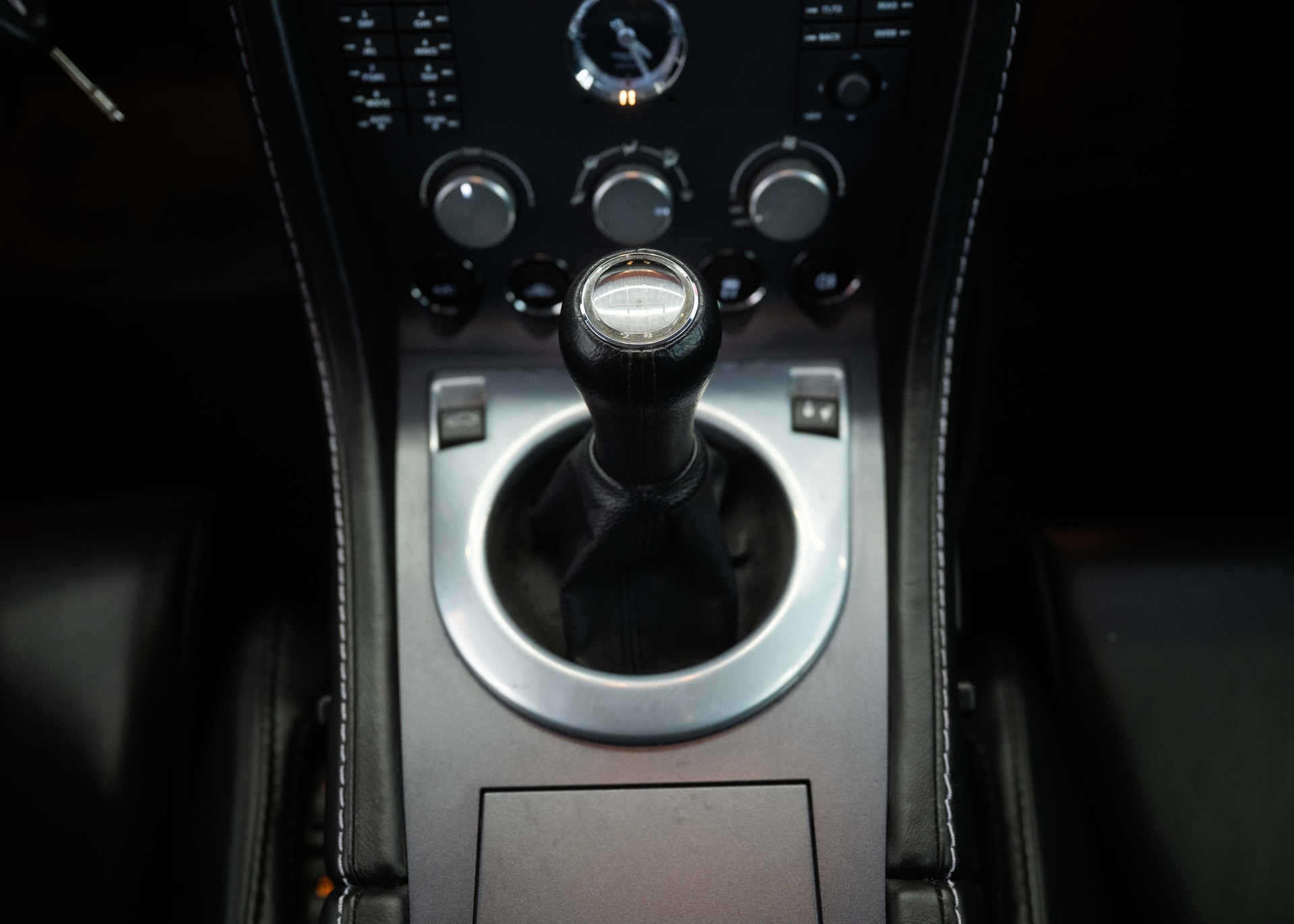 ASTON MARTIN V8 Vantage 4.3 Manual transmission (Swiss car, 1st hand, full Aston Martin service history)-image-28
