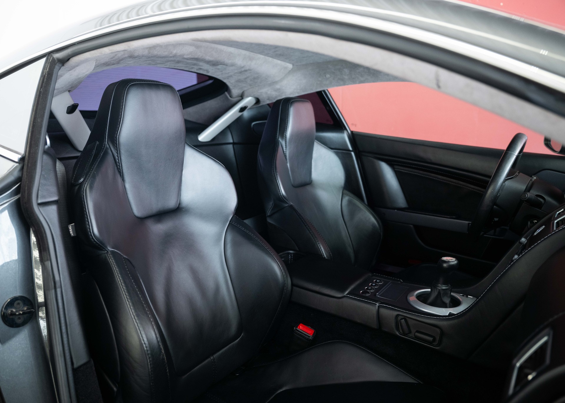 ASTON MARTIN V8 Vantage 4.3 Manual transmission (Swiss car, 1st hand, full Aston Martin service history)-image-23