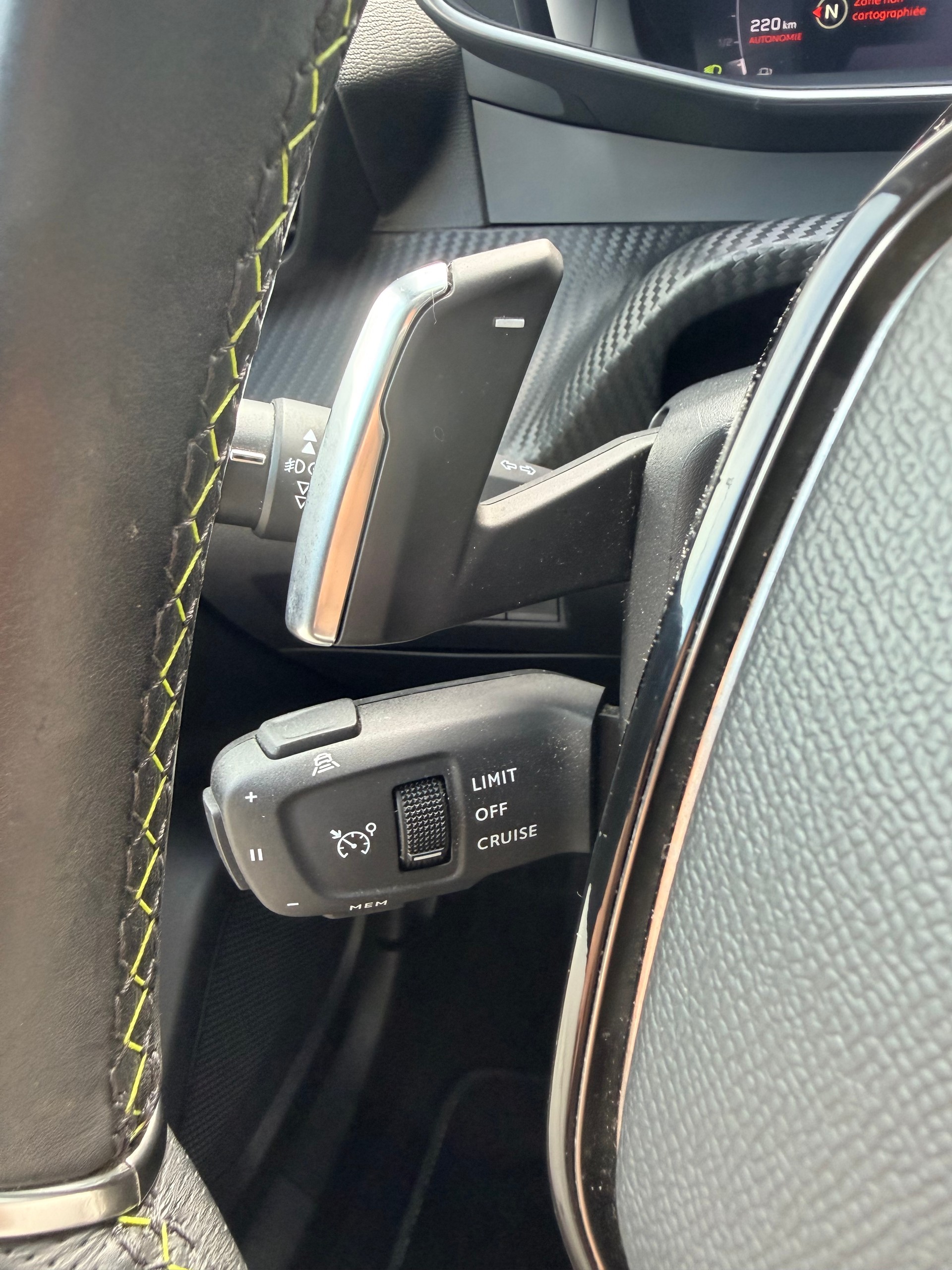PEUGEOT 2008 1.2 PureTech GT Pack EAT8-image-18