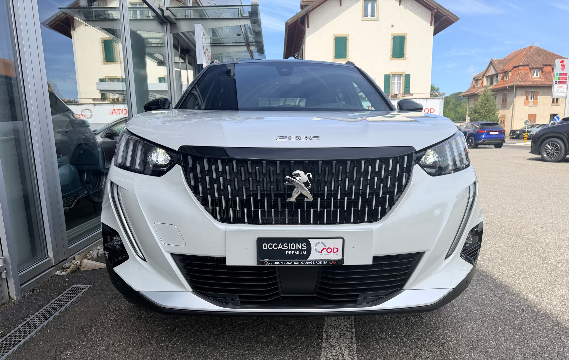 PEUGEOT 2008 1.2 PureTech GT Pack EAT8-showroom-element-1