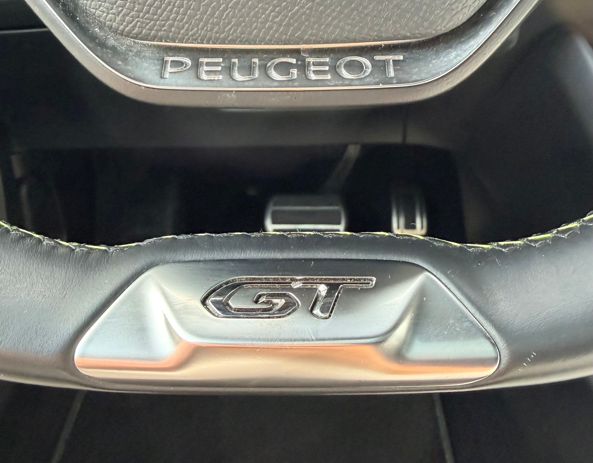 PEUGEOT 2008 1.2 PureTech GT Pack EAT8-image-19