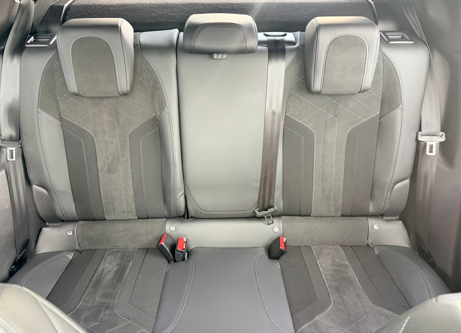 PEUGEOT 2008 1.2 PureTech GT Pack EAT8-image-15