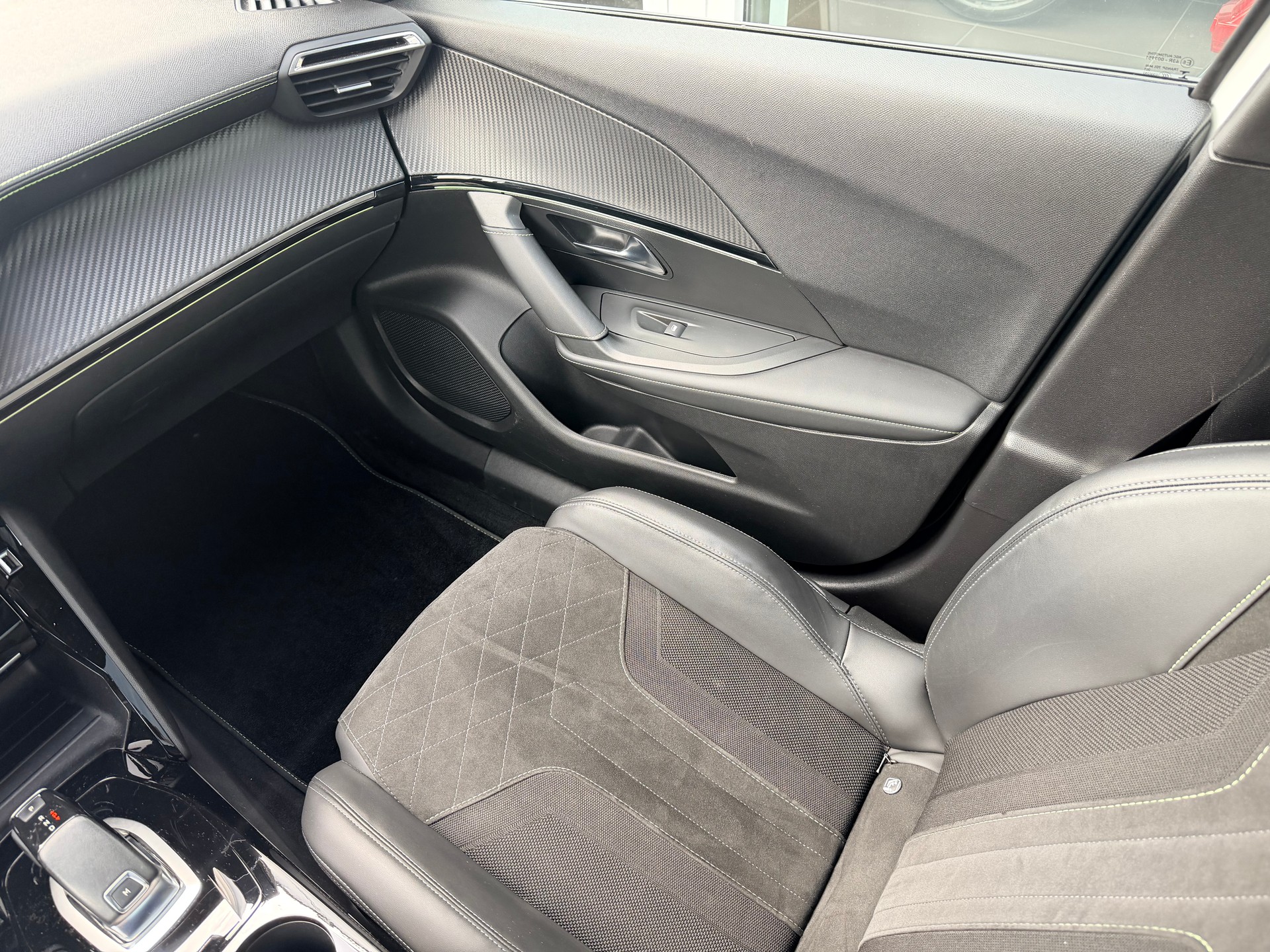 PEUGEOT 2008 1.2 PureTech GT Pack EAT8-image-14