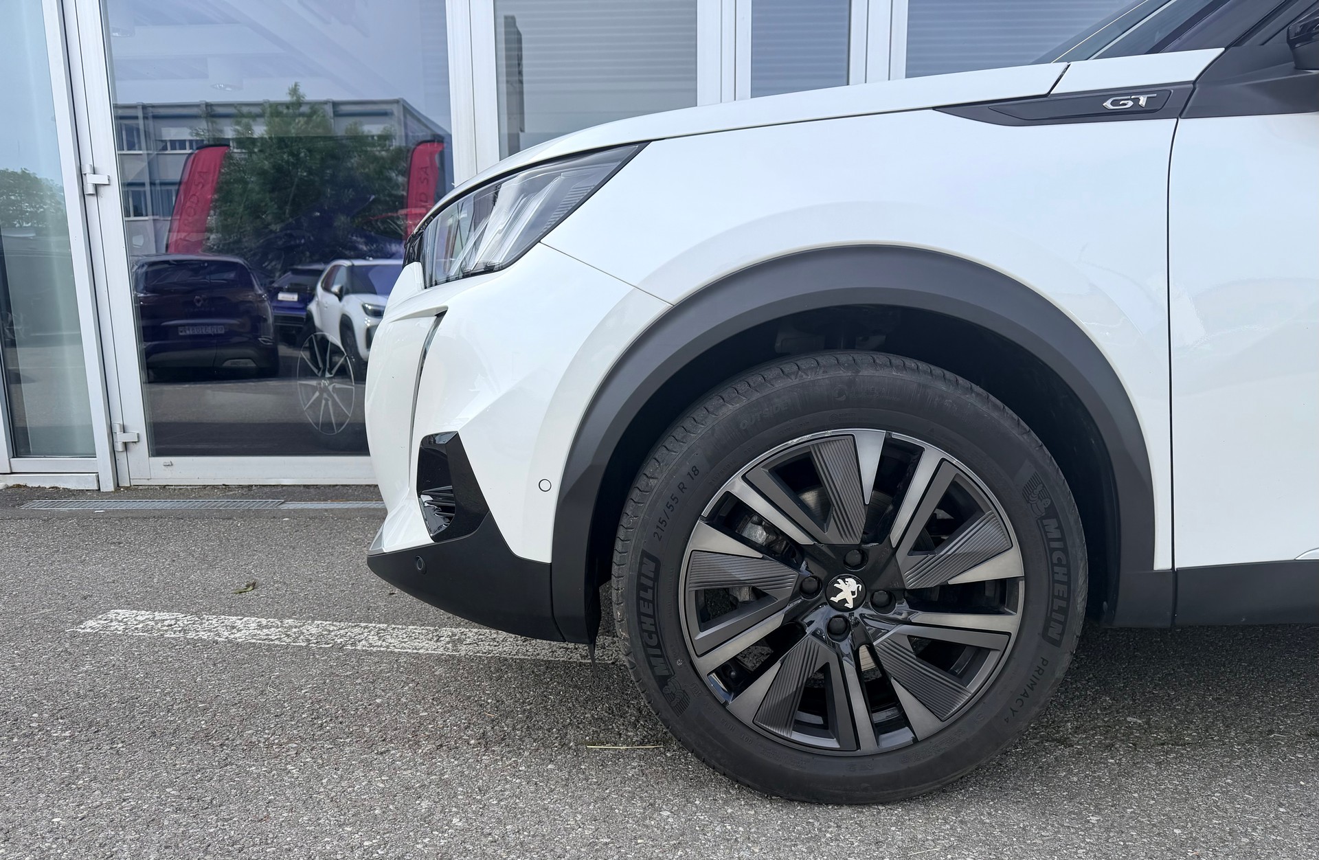 PEUGEOT 2008 1.2 PureTech GT Pack EAT8-image-6