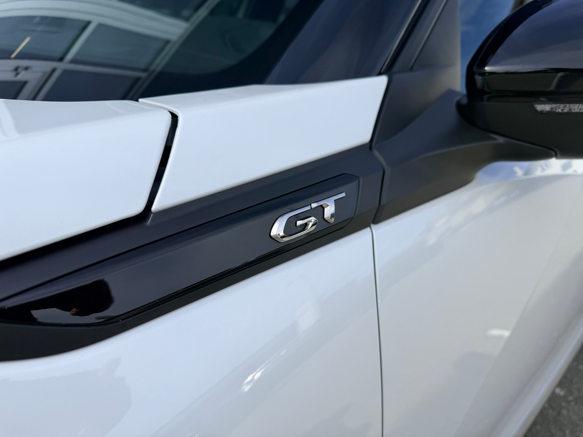PEUGEOT 2008 1.2 PureTech GT Pack EAT8-showroom-element-2