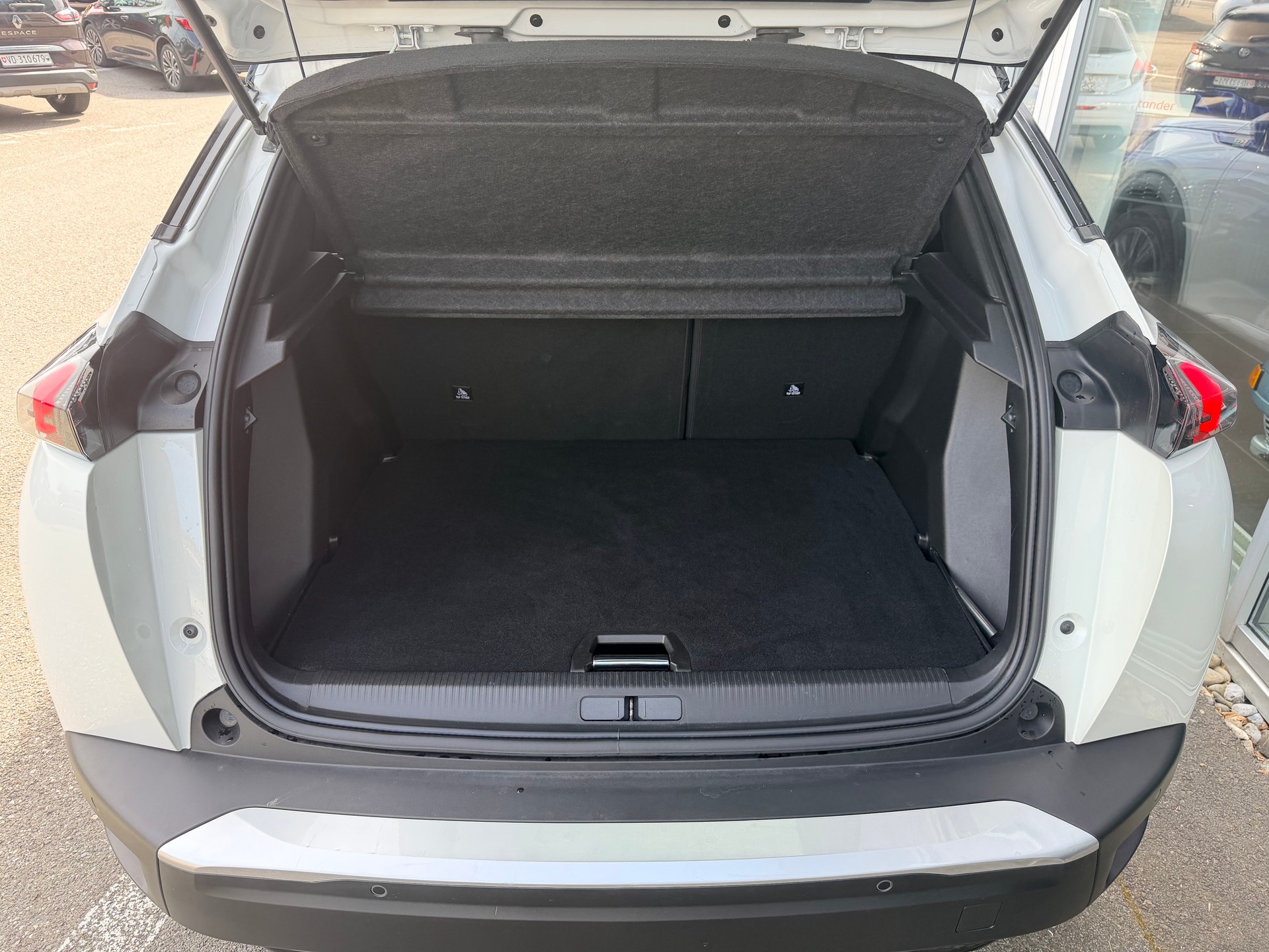PEUGEOT 2008 1.2 PureTech GT Pack EAT8-image-8