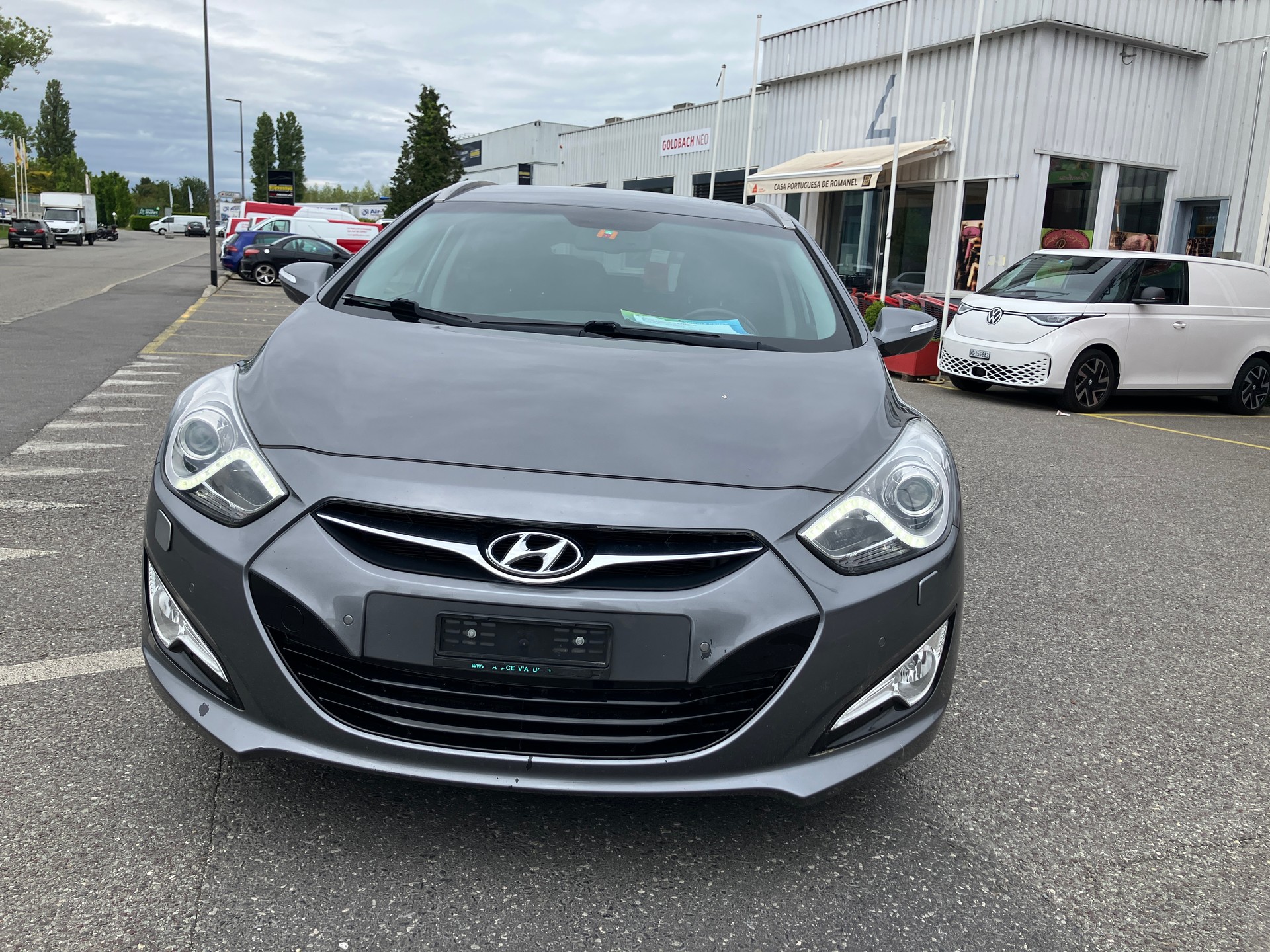HYUNDAI i40 Wagon 2.0 GDi Premium Automatic-image-3