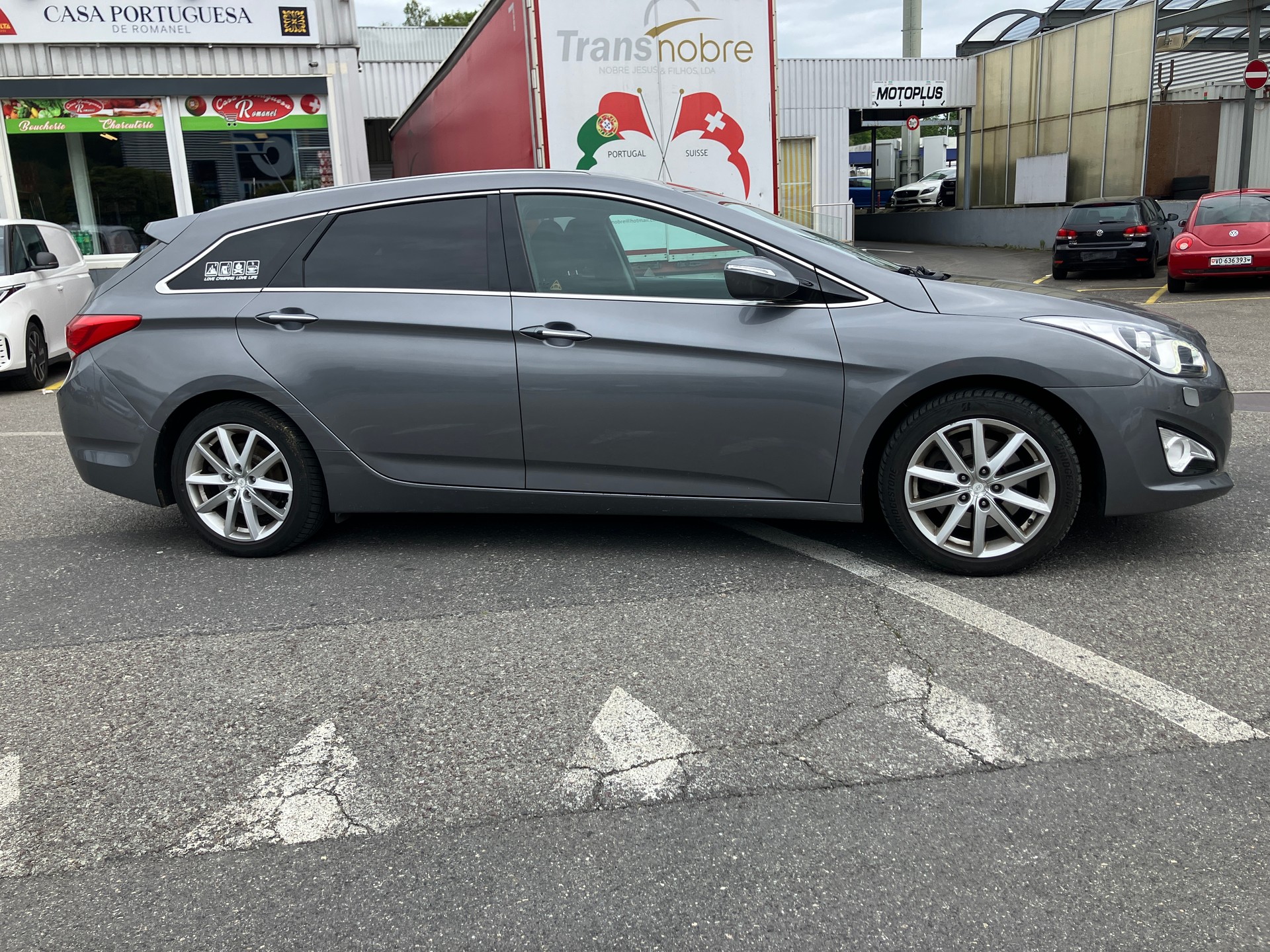 HYUNDAI i40 Wagon 2.0 GDi Premium Automatic-image-2