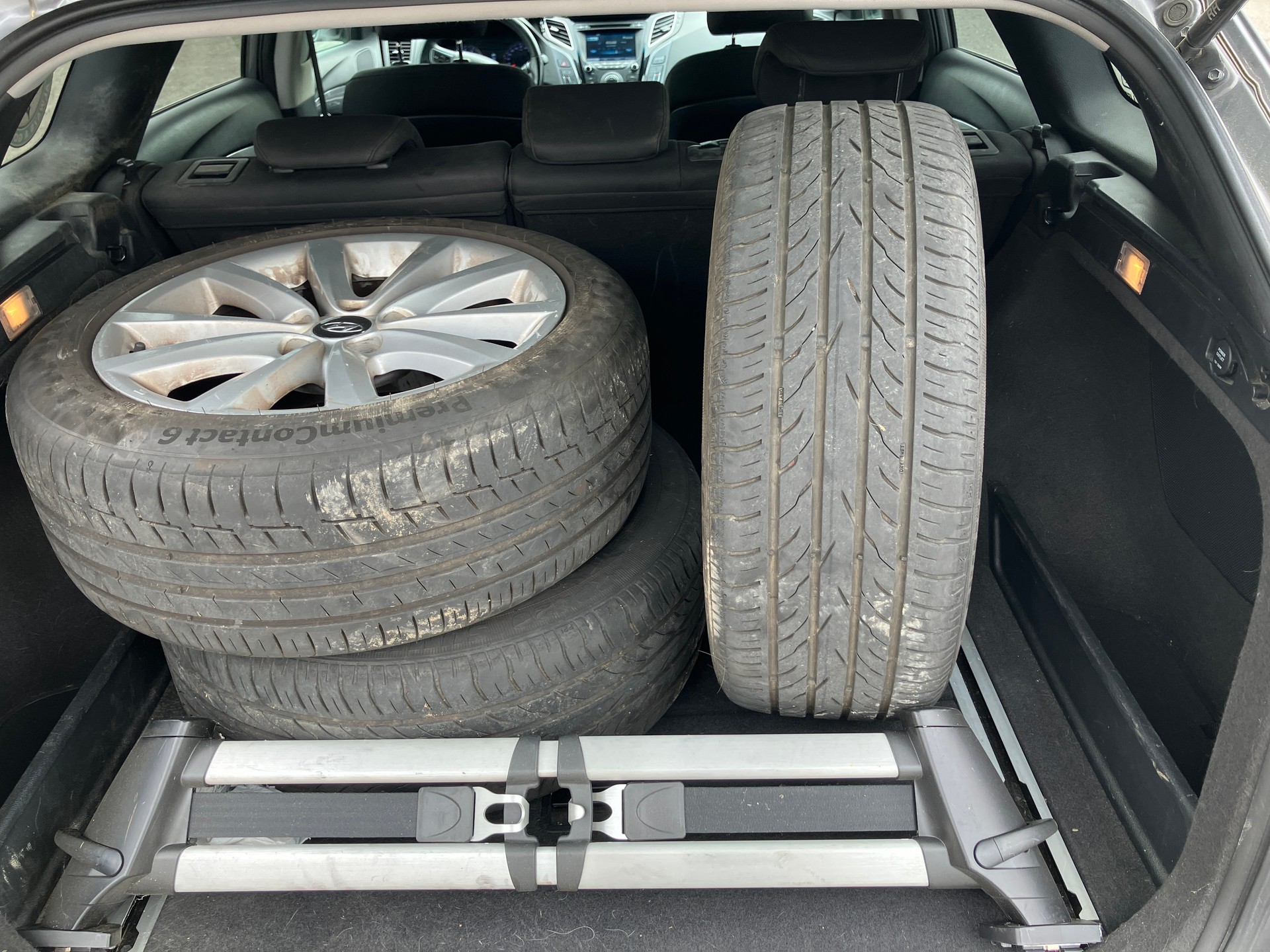 HYUNDAI i40 Wagon 2.0 GDi Premium Automatic-image-8