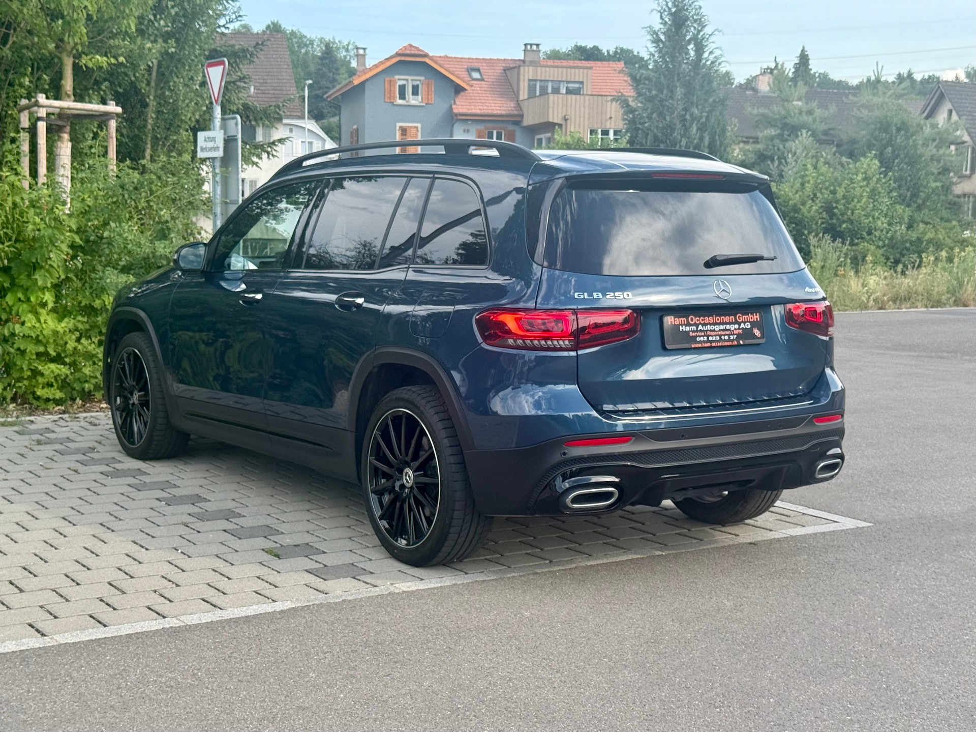MERCEDES-BENZ GLB 250 AMG Line 4 MATIC 8G-Tronic-showroom-element-2
