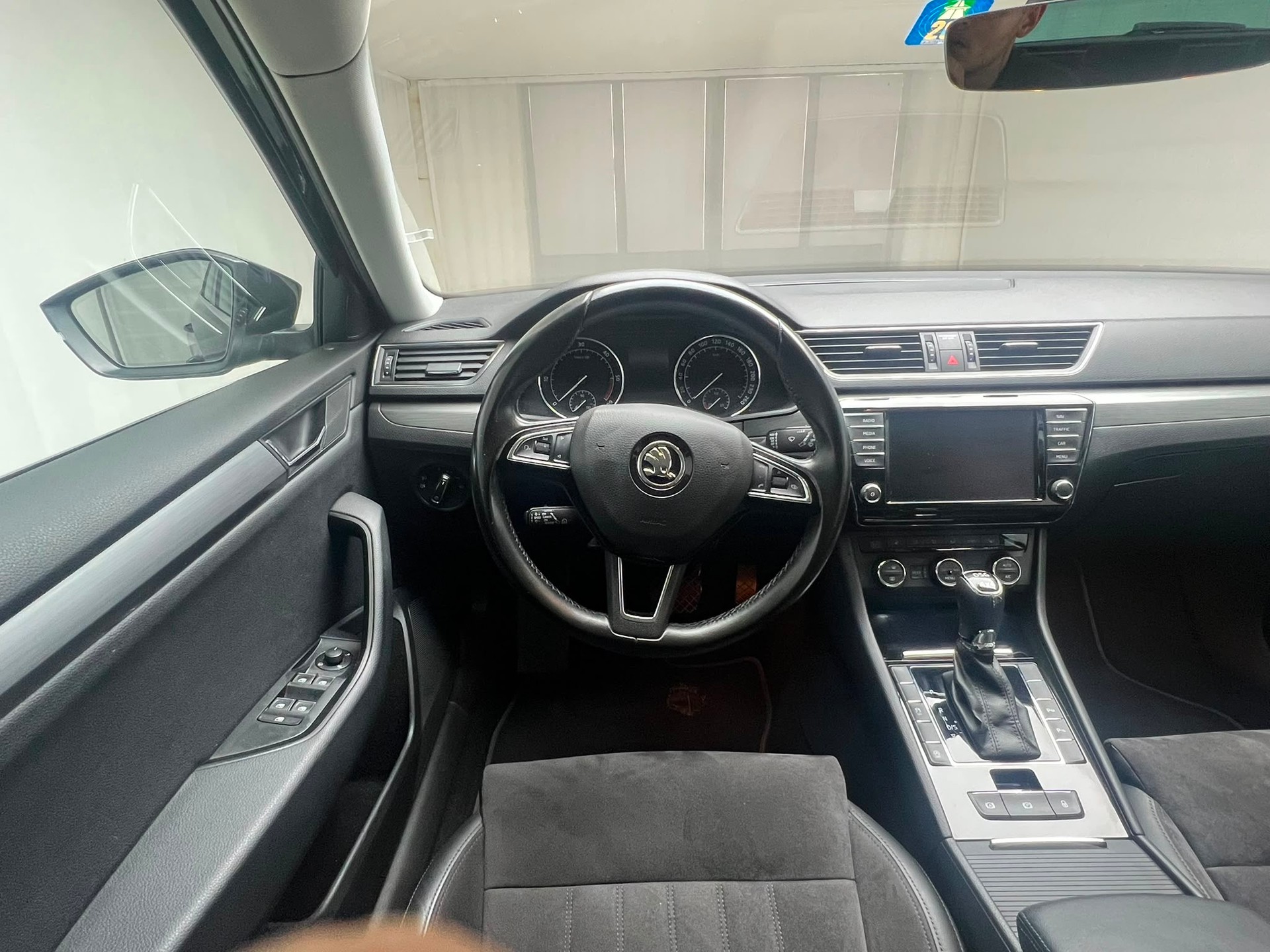 SKODA Superb Combi 2.0 TDi Style 4x4 DSG-image-11