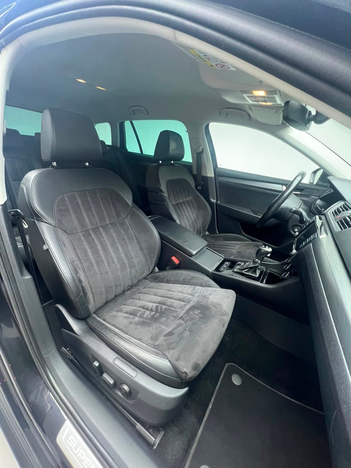 SKODA Superb Combi 2.0 TDi Style 4x4 DSG-image-9