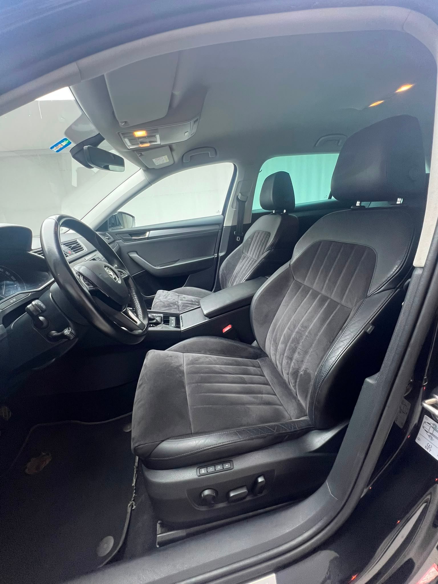 SKODA Superb Combi 2.0 TDi Style 4x4 DSG-image-7