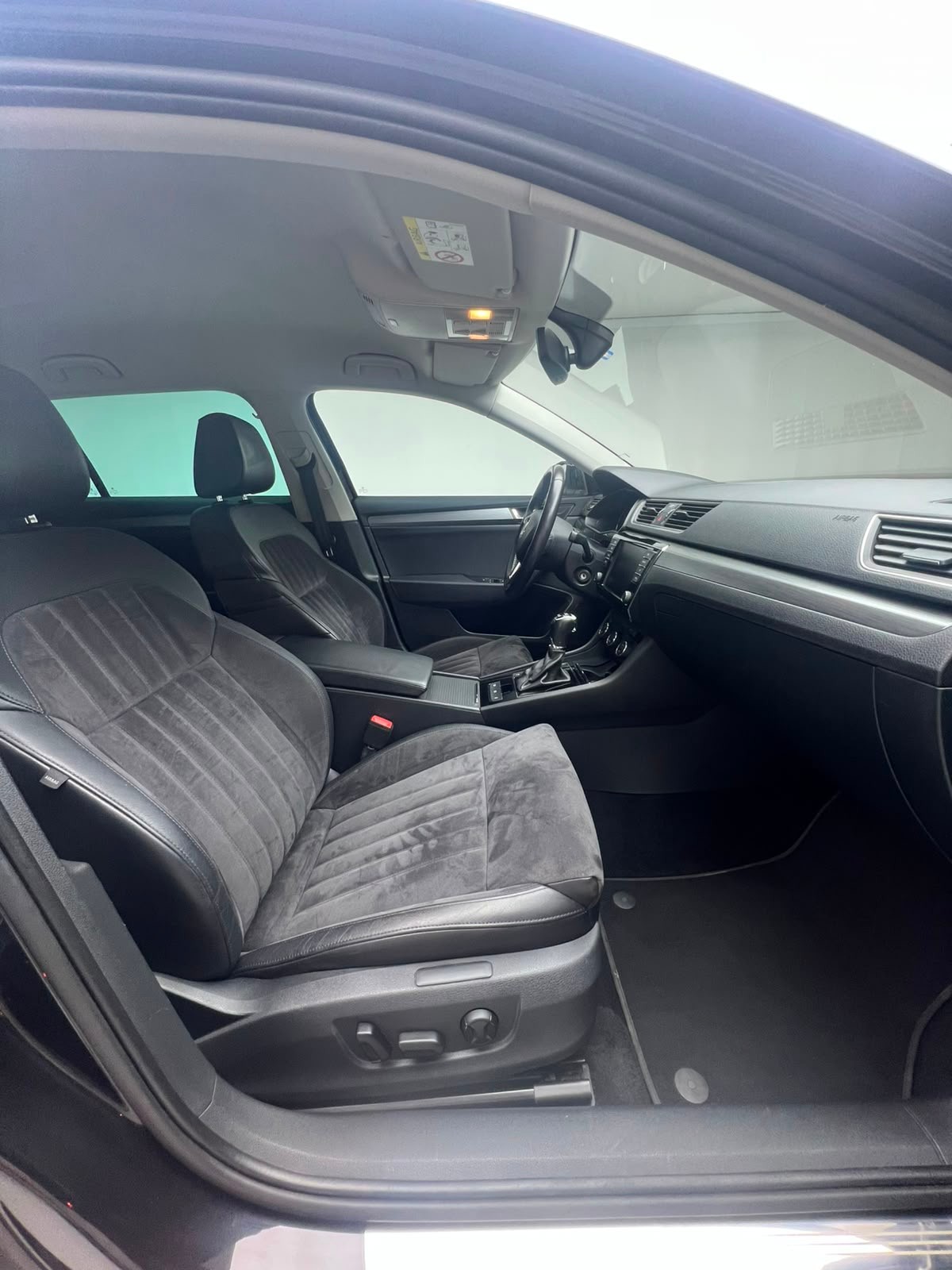 SKODA Superb Combi 2.0 TDi Style 4x4 DSG-image-12