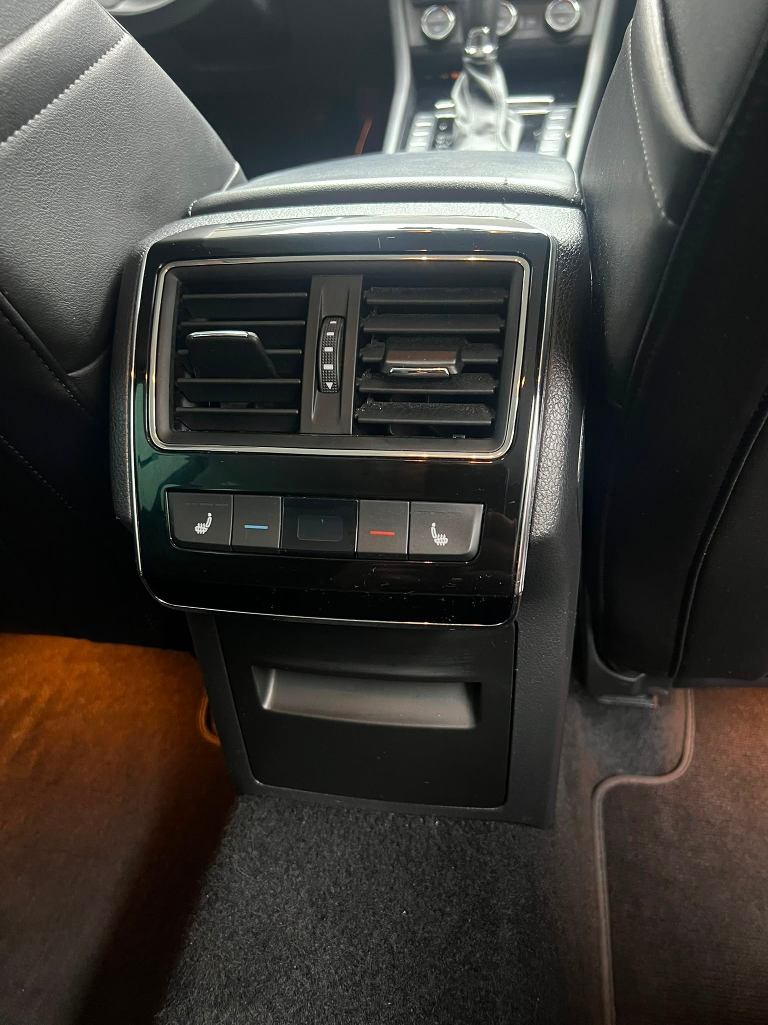 SKODA Superb Combi 2.0 TDi Style 4x4 DSG-image-13