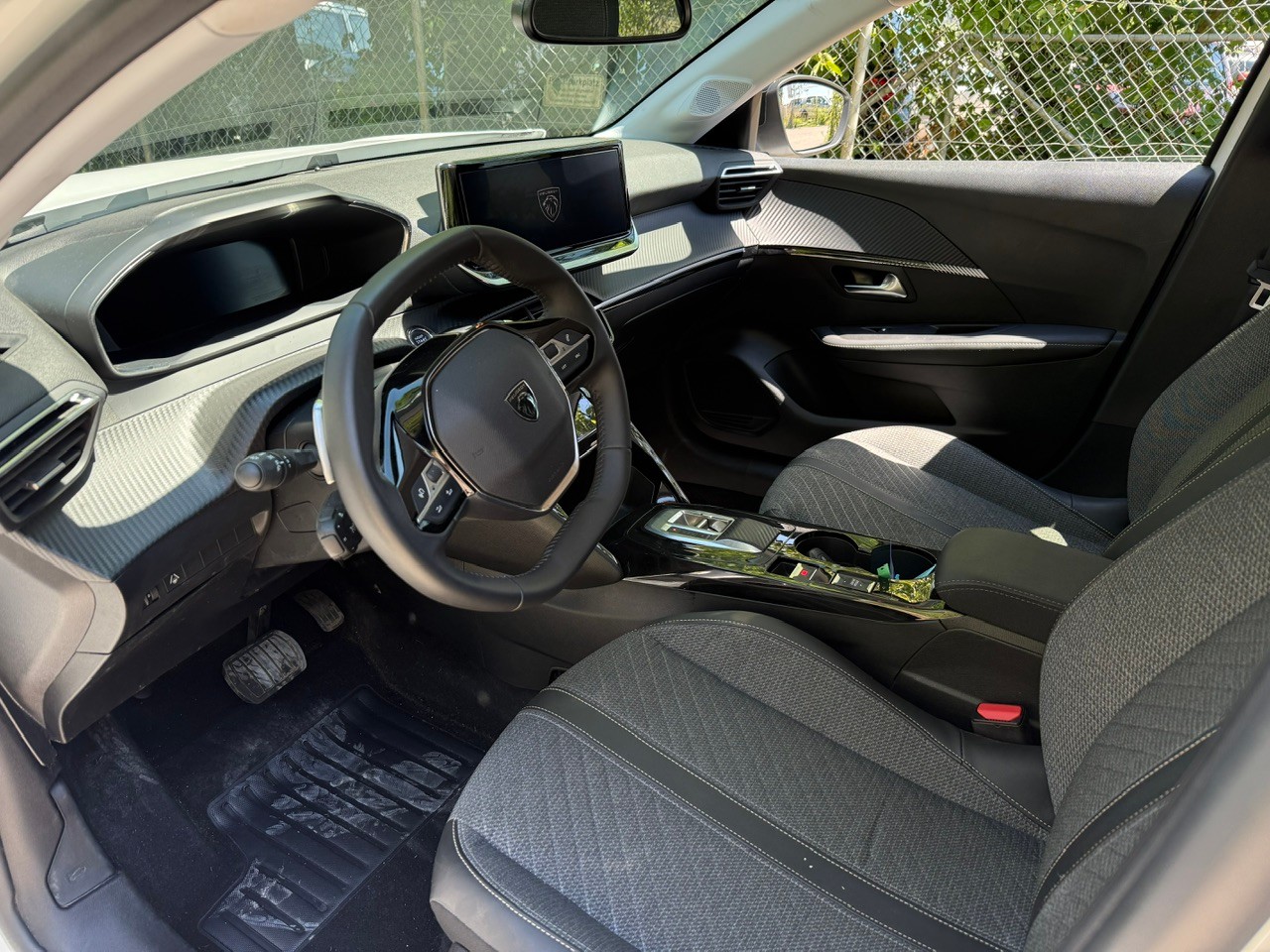 PEUGEOT 208 1.2 MHEV 110 Allure-image-11