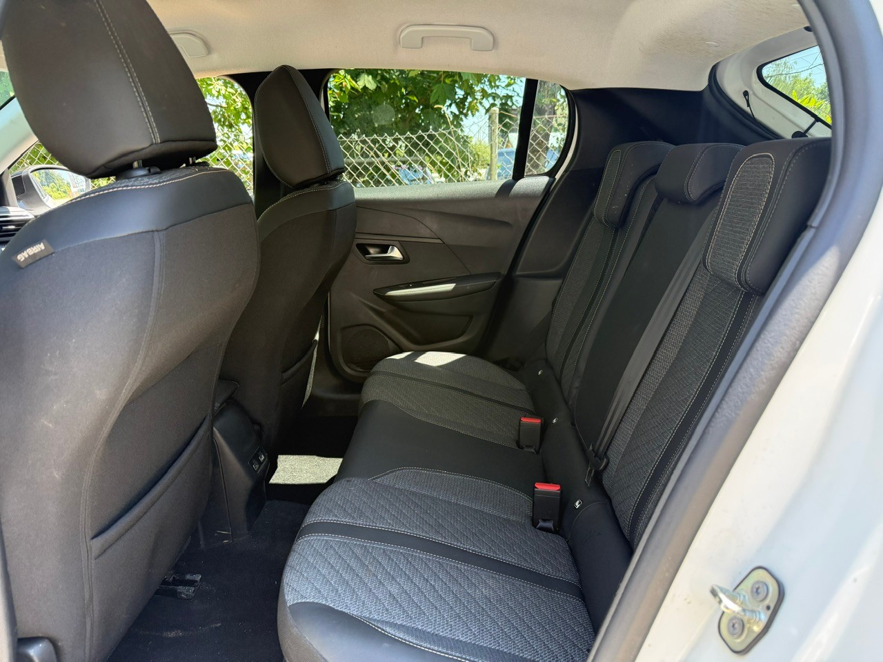 PEUGEOT 208 1.2 MHEV 110 Allure-image-15