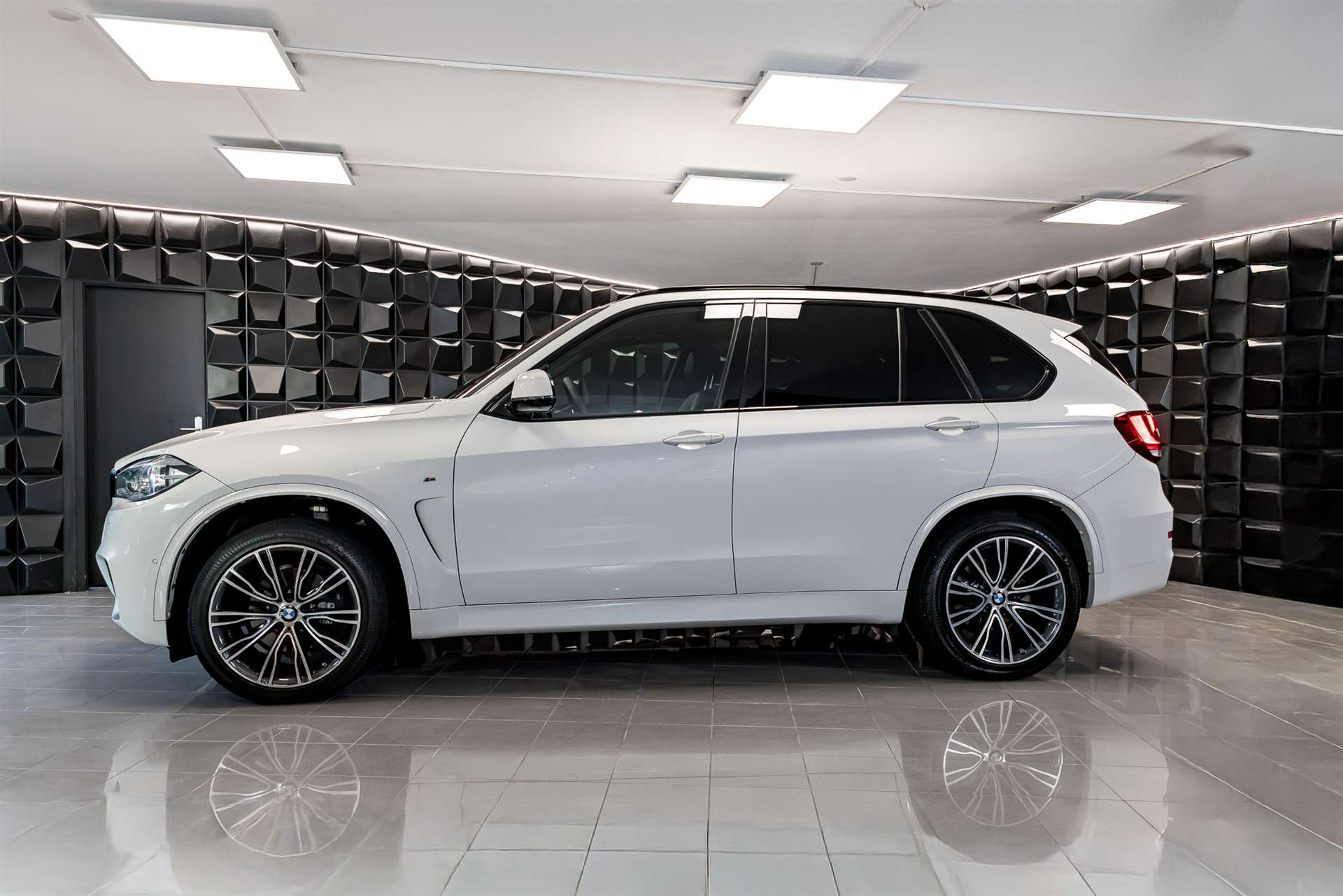 BMW X5 xDrive 30d M Sport Steptronic-showroom-element-1