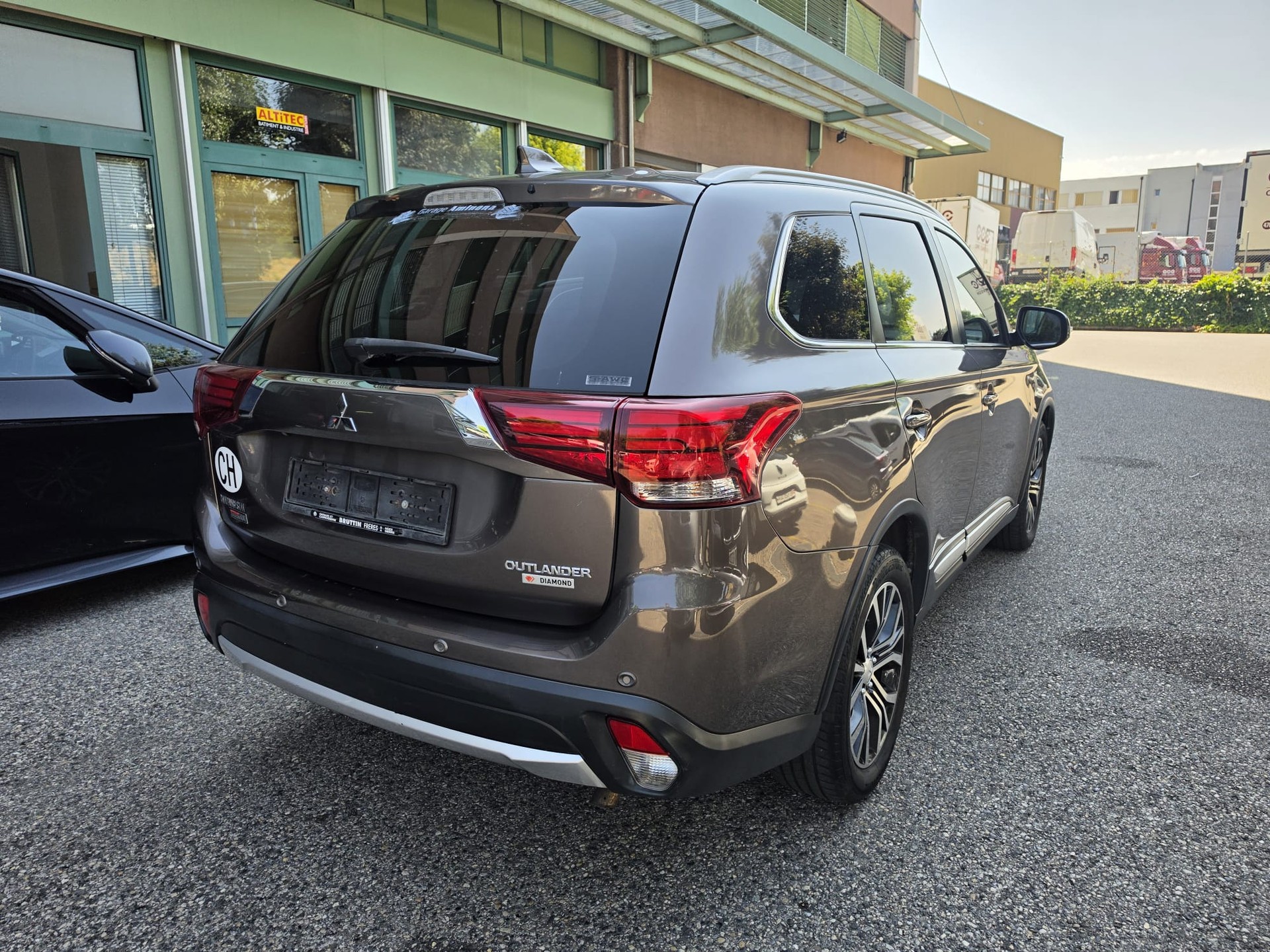 MITSUBISHI Outlander 2.2 DID Diamond 4WD Automatic-image-4