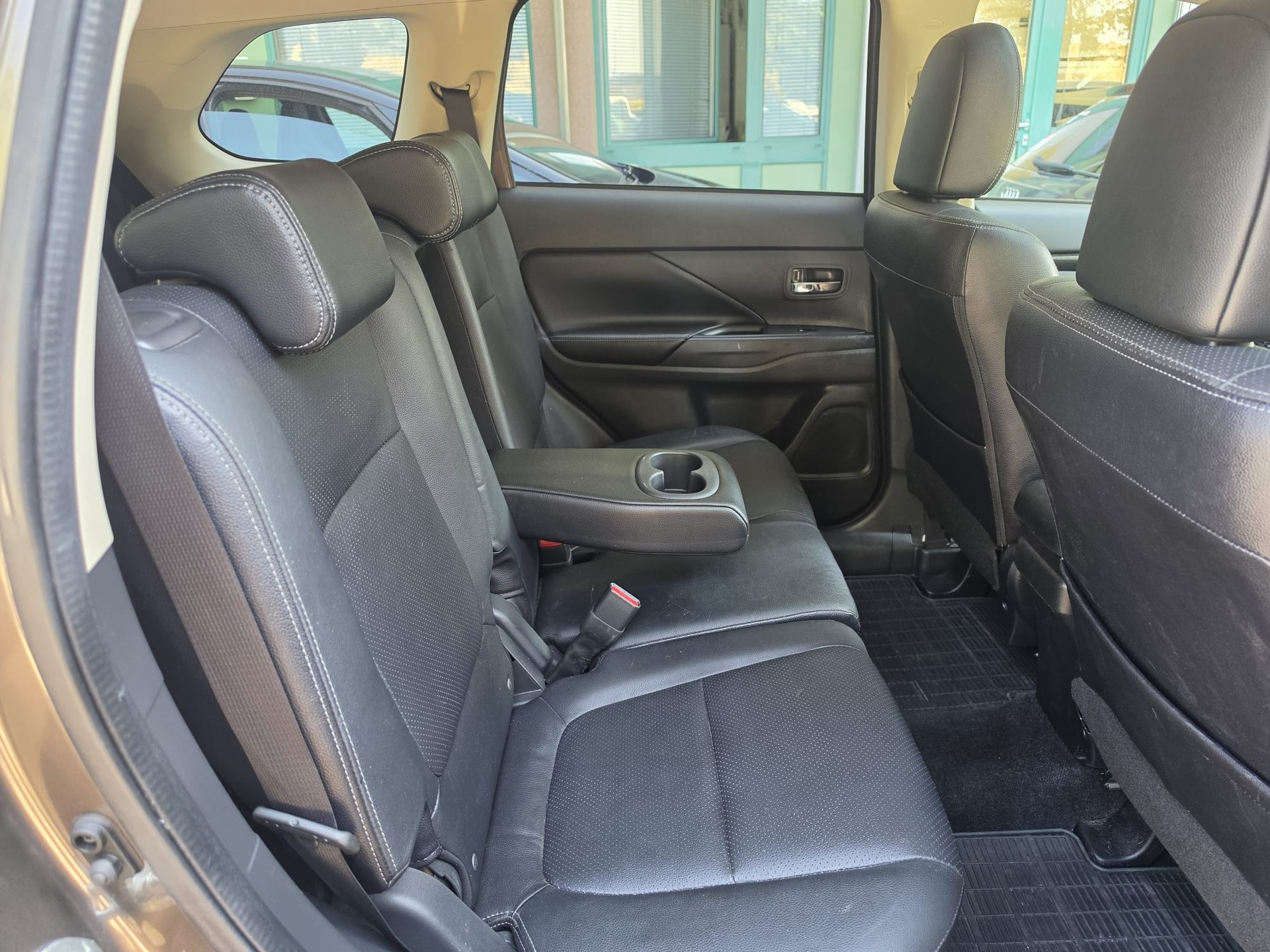 MITSUBISHI Outlander 2.2 DID Diamond 4WD Automatic-image-22