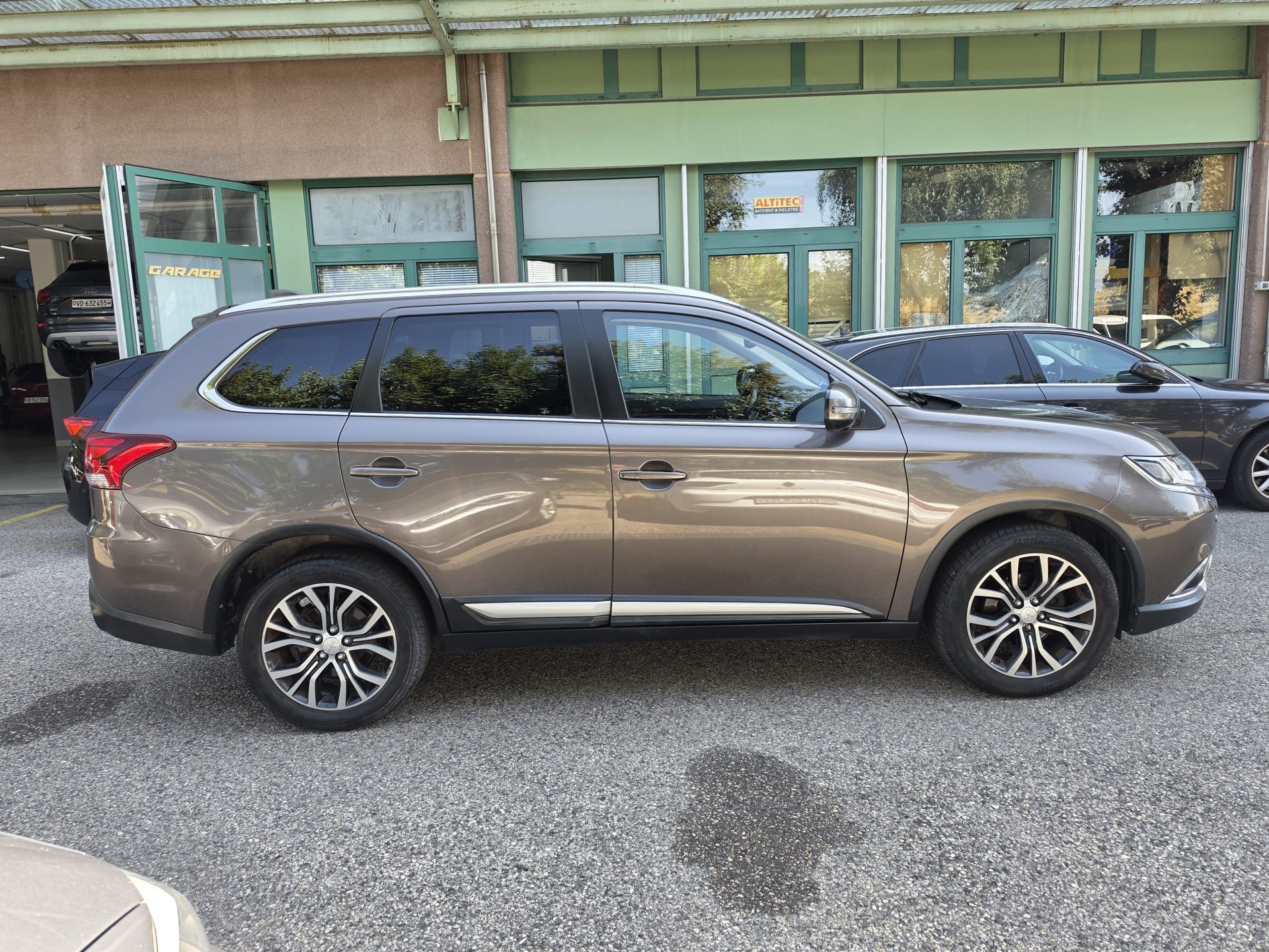 MITSUBISHI Outlander 2.2 DID Diamond 4WD Automatic-showroom-element-3