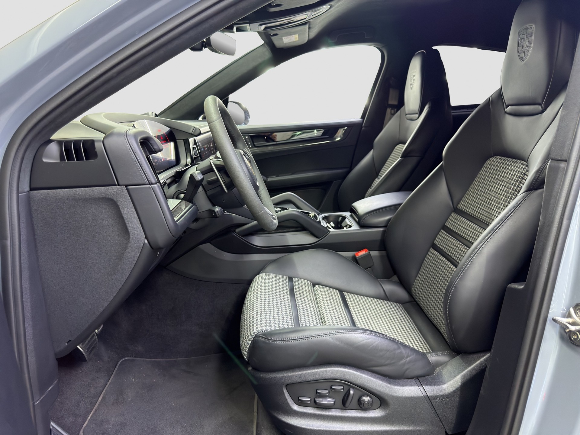 PORSCHE Cayenne Coupé GTS Tiptronic-image-13