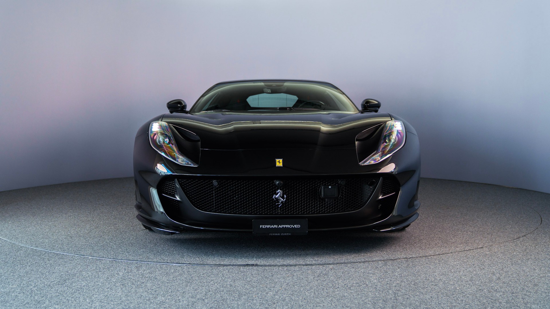 FERRARI 812 Superfast-showroom-element-1
