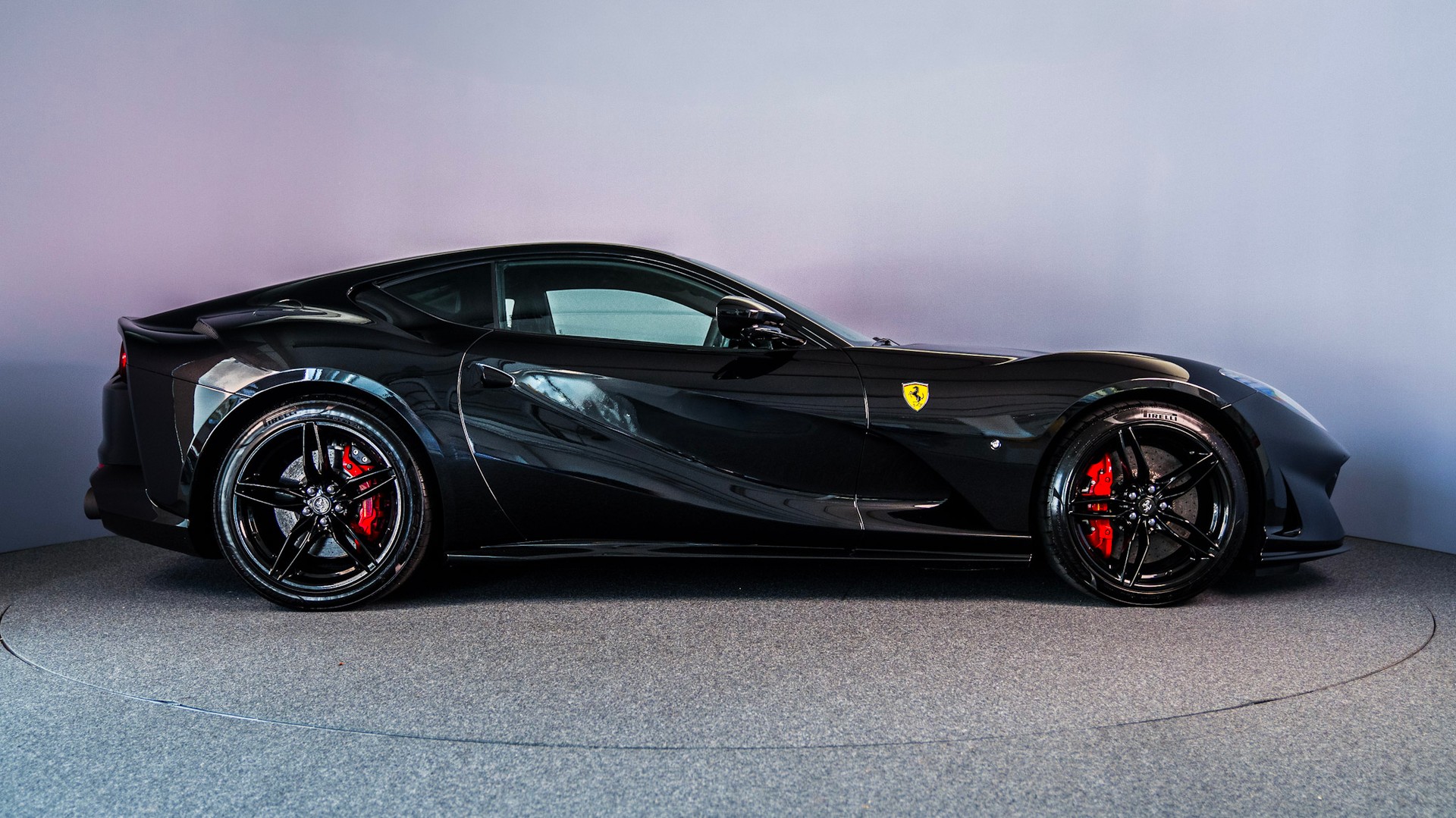 FERRARI 812 Superfast-showroom-element-3