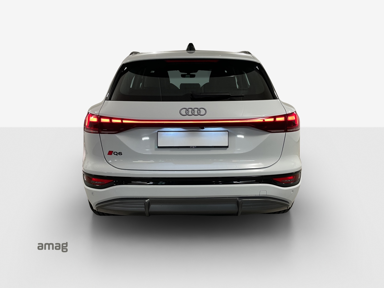 AUDI Q6 e-tron quattro-showroom-element-3