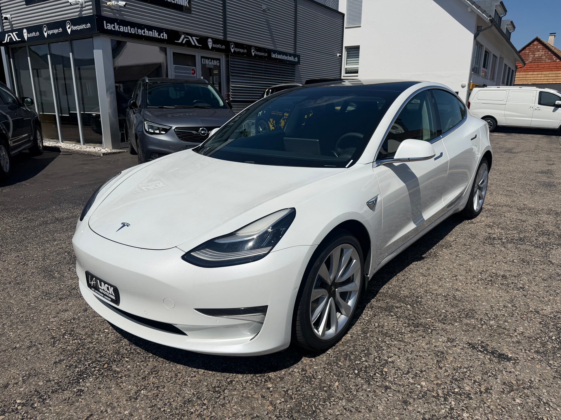 TESLA Model 3 Long Range Dual Motor AWD-showroom-element-1