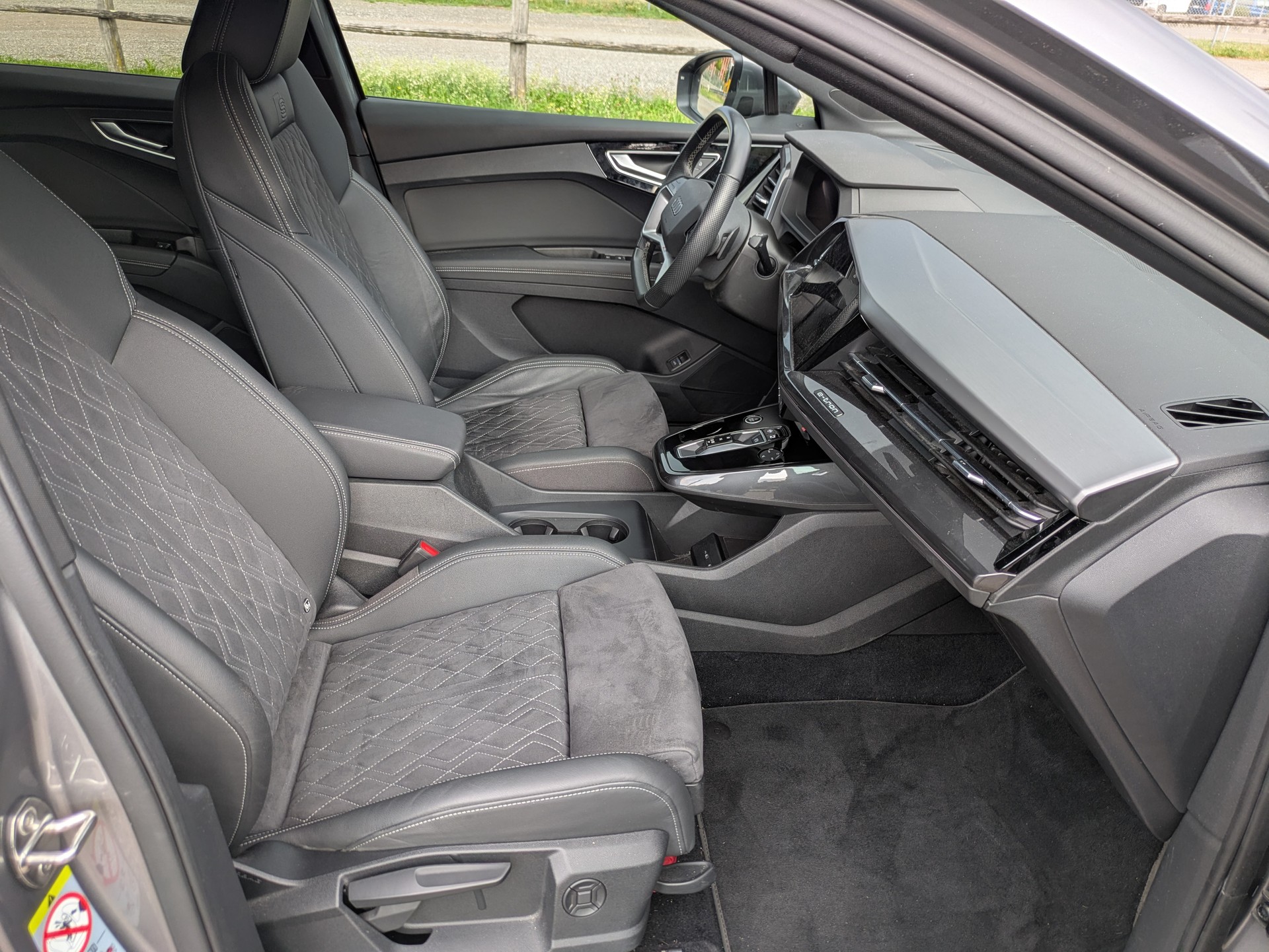 AUDI Q4 e-tron 45 quattro-image-11
