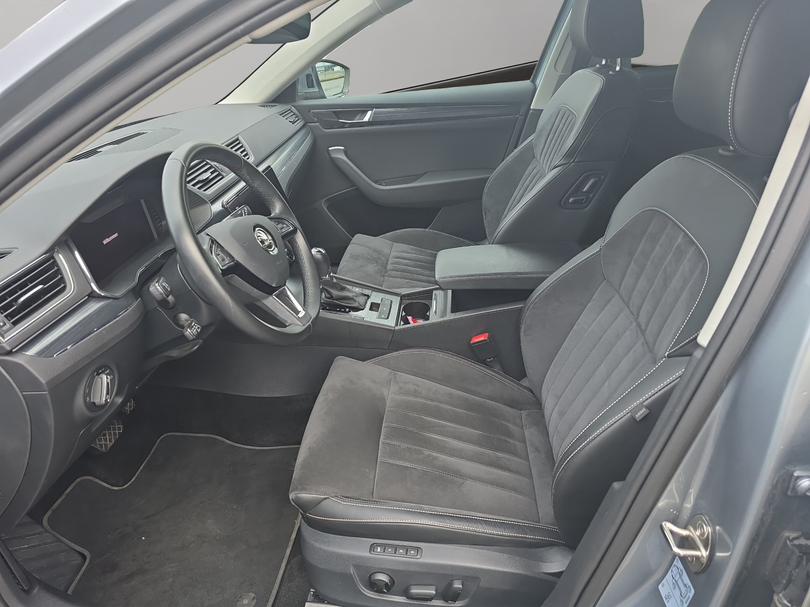 SKODA Superb 1.4 TSI Ambition PHEV DSC-image-6