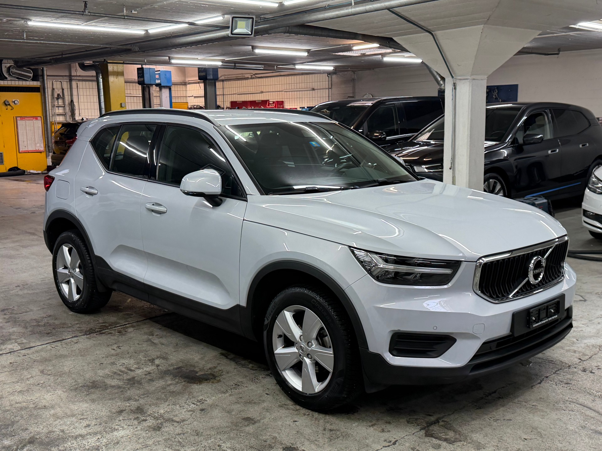 VOLVO XC40 T2 Momentum Geartronic-image-1