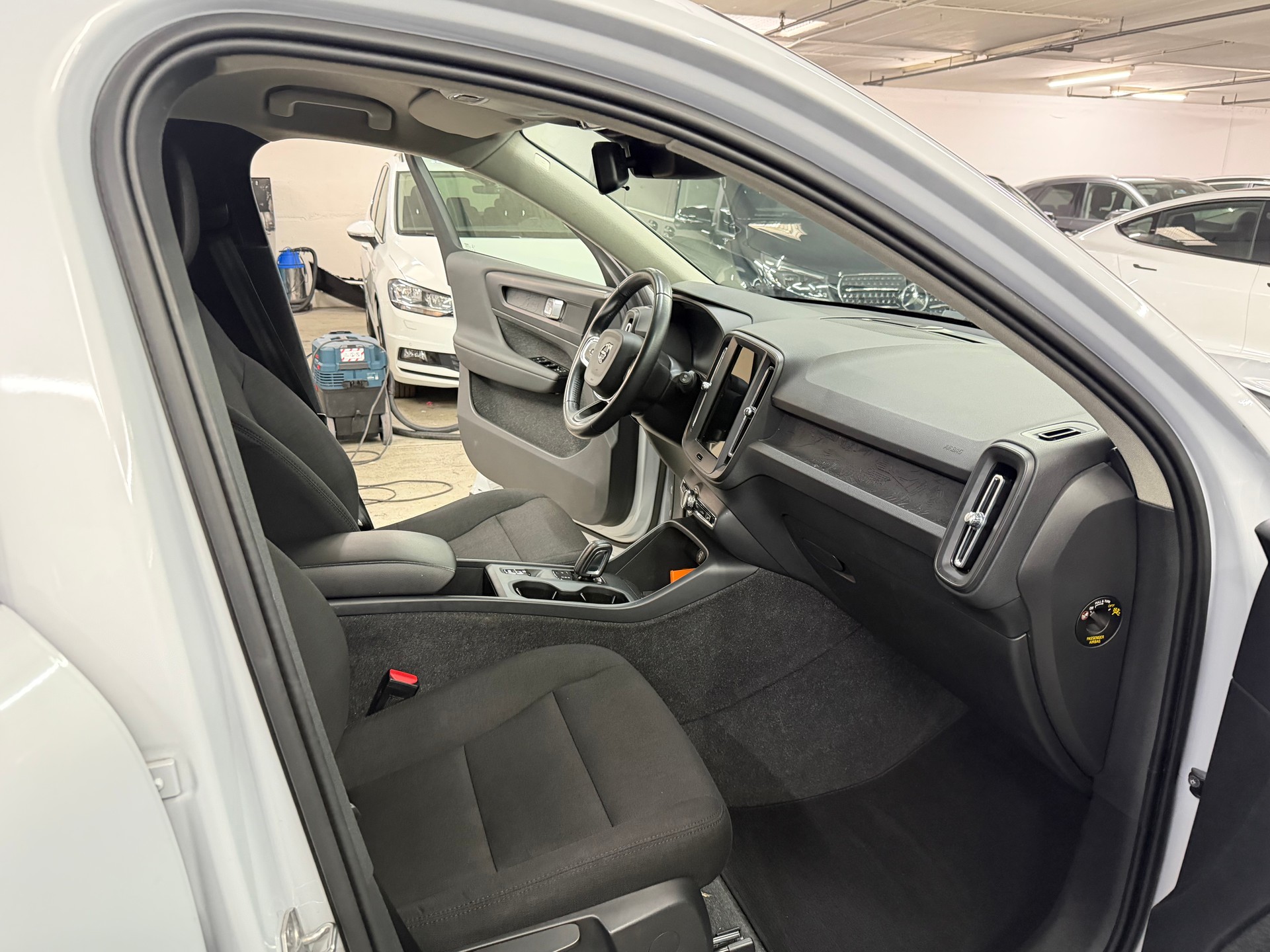 VOLVO XC40 T2 Momentum Geartronic-image-13