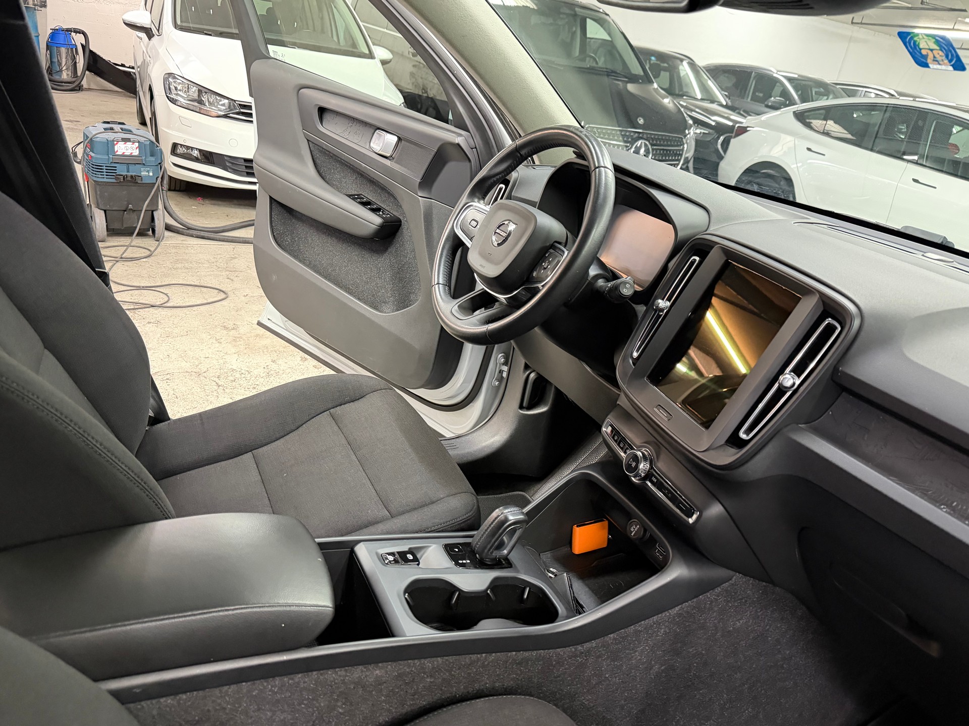 VOLVO XC40 T2 Momentum Geartronic-image-12