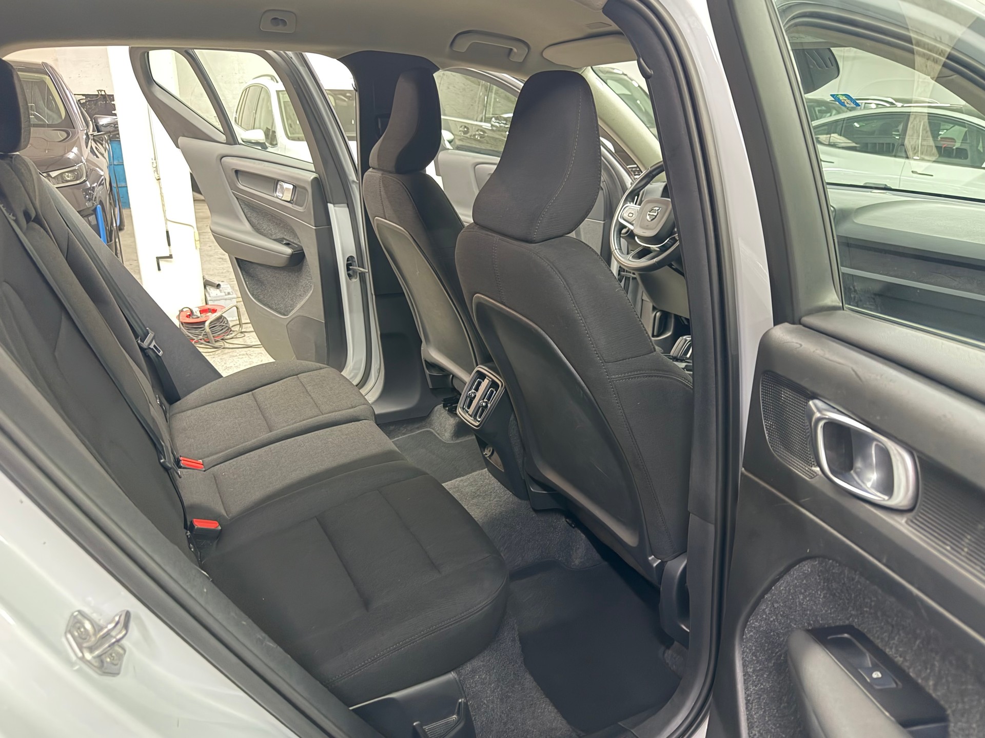 VOLVO XC40 T2 Momentum Geartronic-image-11