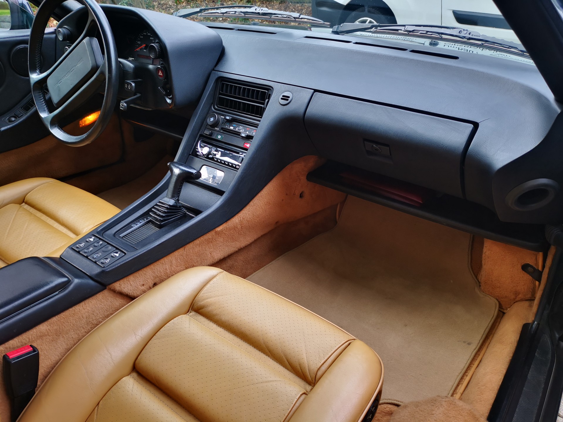 PORSCHE 928 S4-image-14