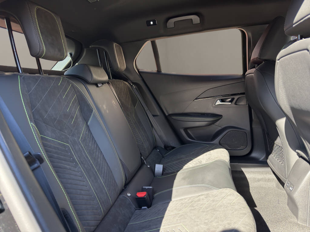 PEUGEOT 2008 Hybrid 145 e-DCS6 GT-image-6