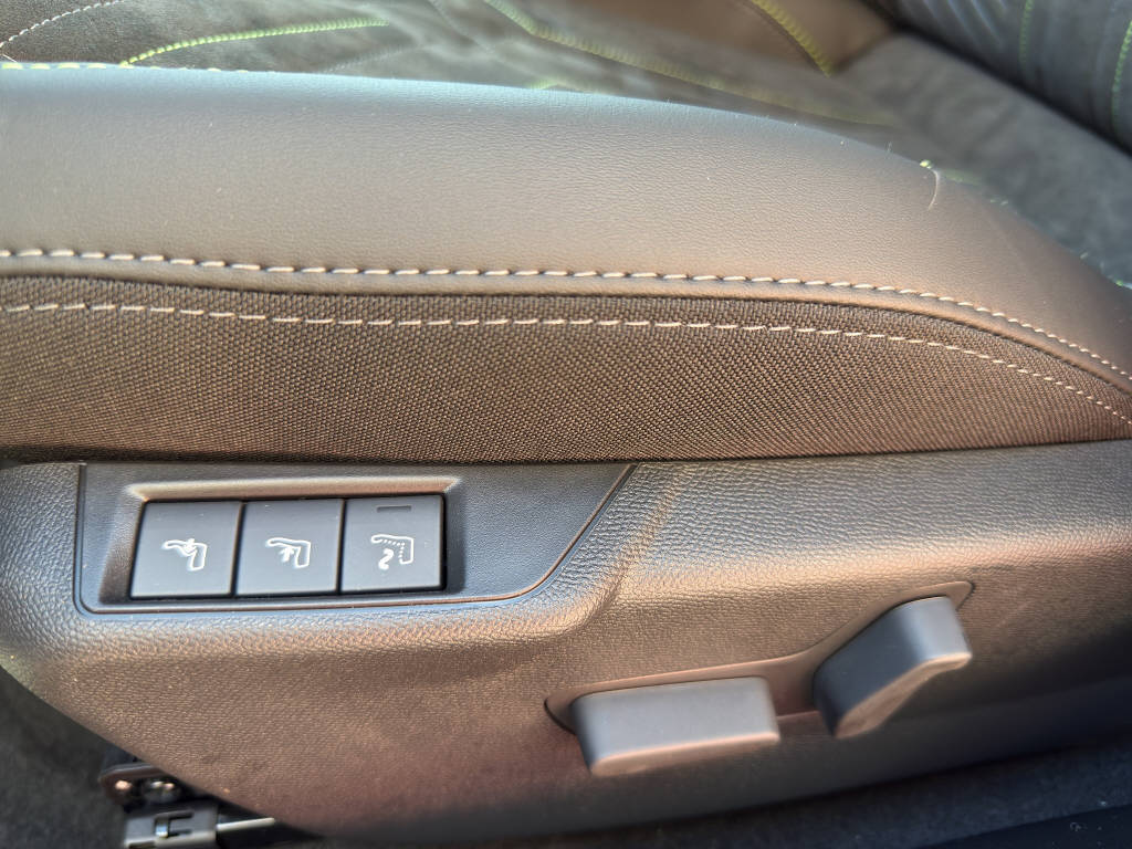 PEUGEOT 2008 Hybrid 145 e-DCS6 GT-image-12