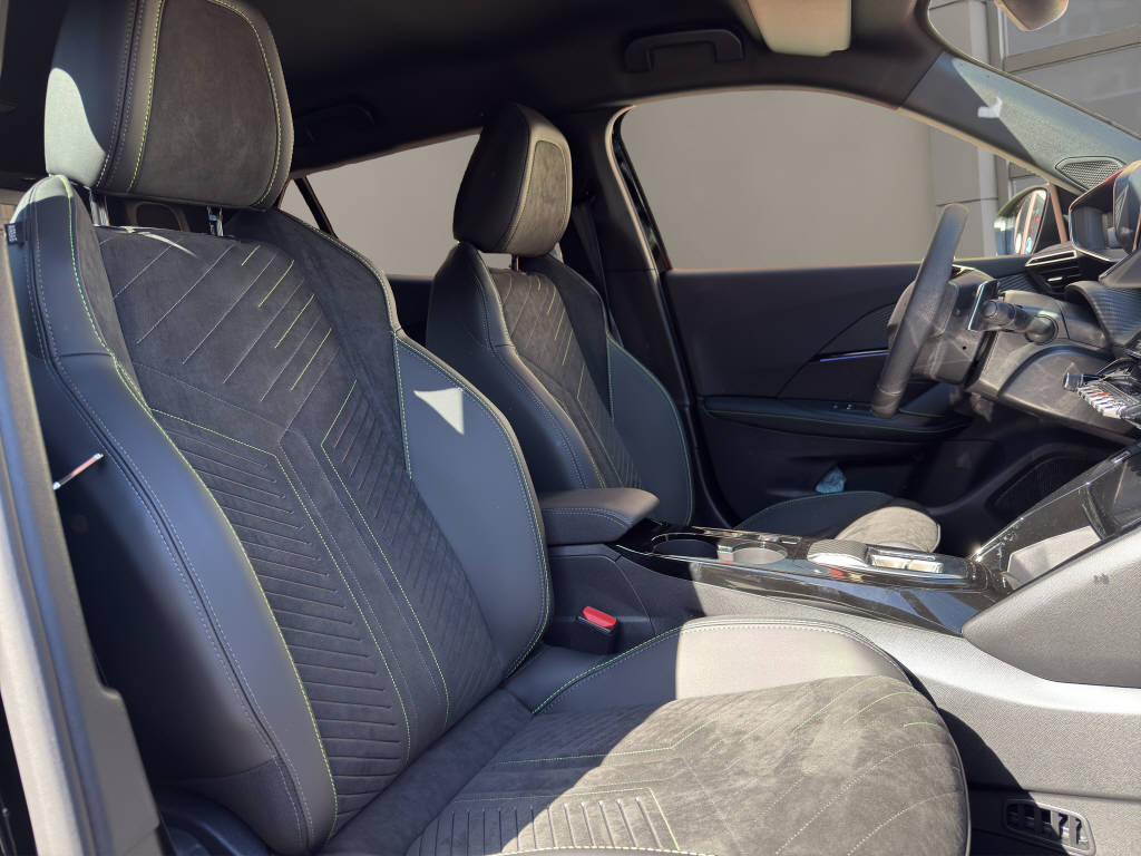 PEUGEOT 2008 Hybrid 145 e-DCS6 GT-image-5