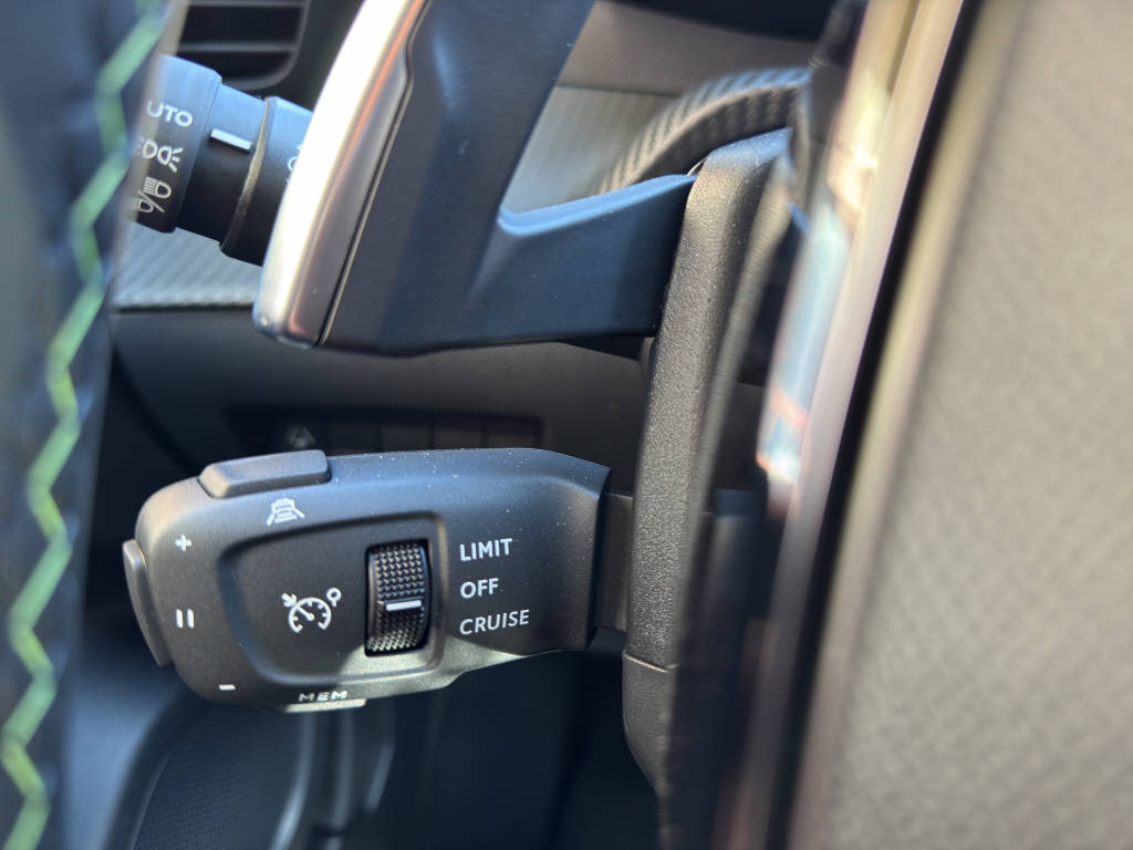 PEUGEOT 2008 Hybrid 145 e-DCS6 GT-image-14
