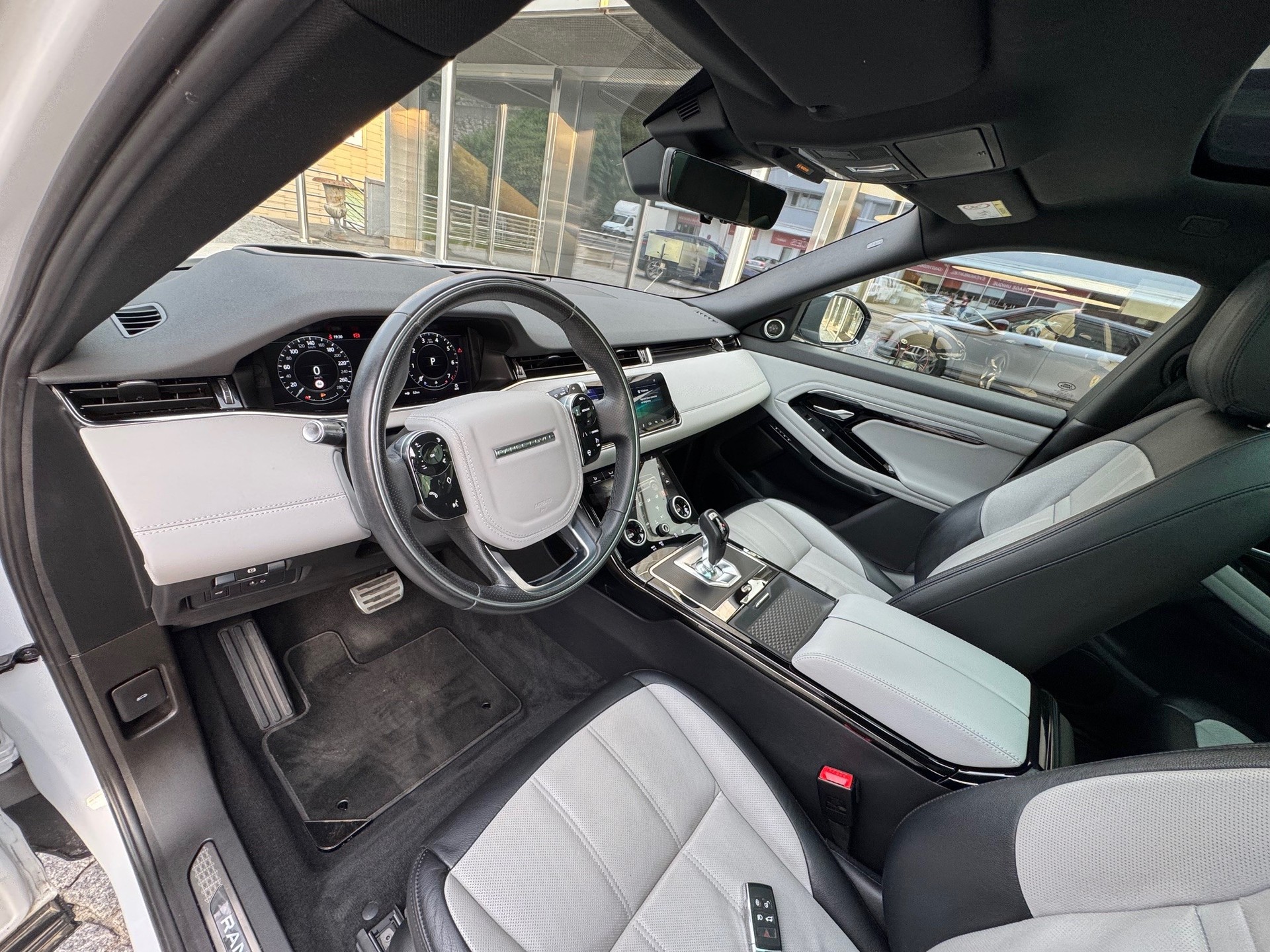 LAND ROVER Evoque R-Dynamic First Edition P 250 HSE-image-6
