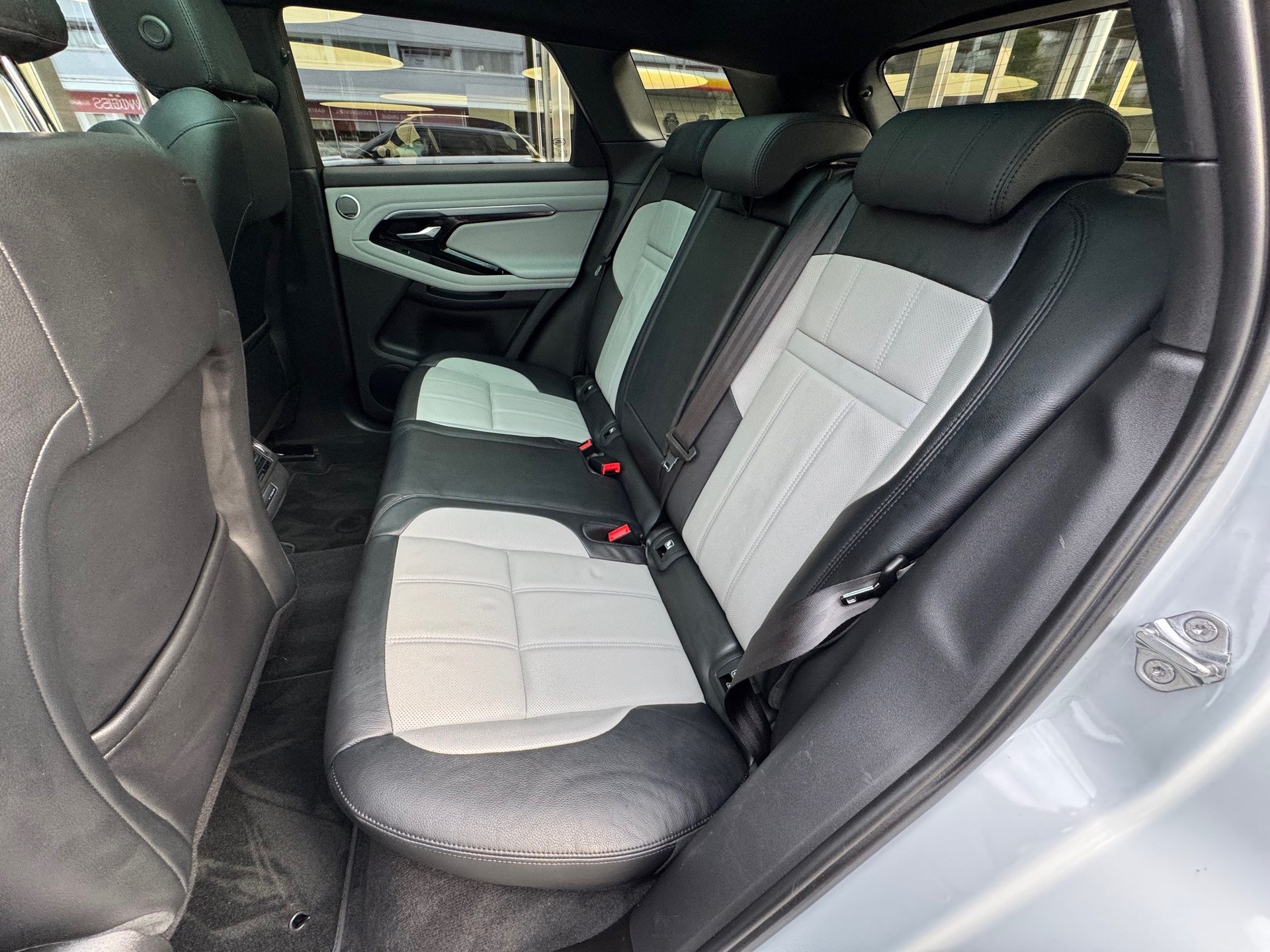LAND ROVER Evoque R-Dynamic First Edition P 250 HSE-image-10