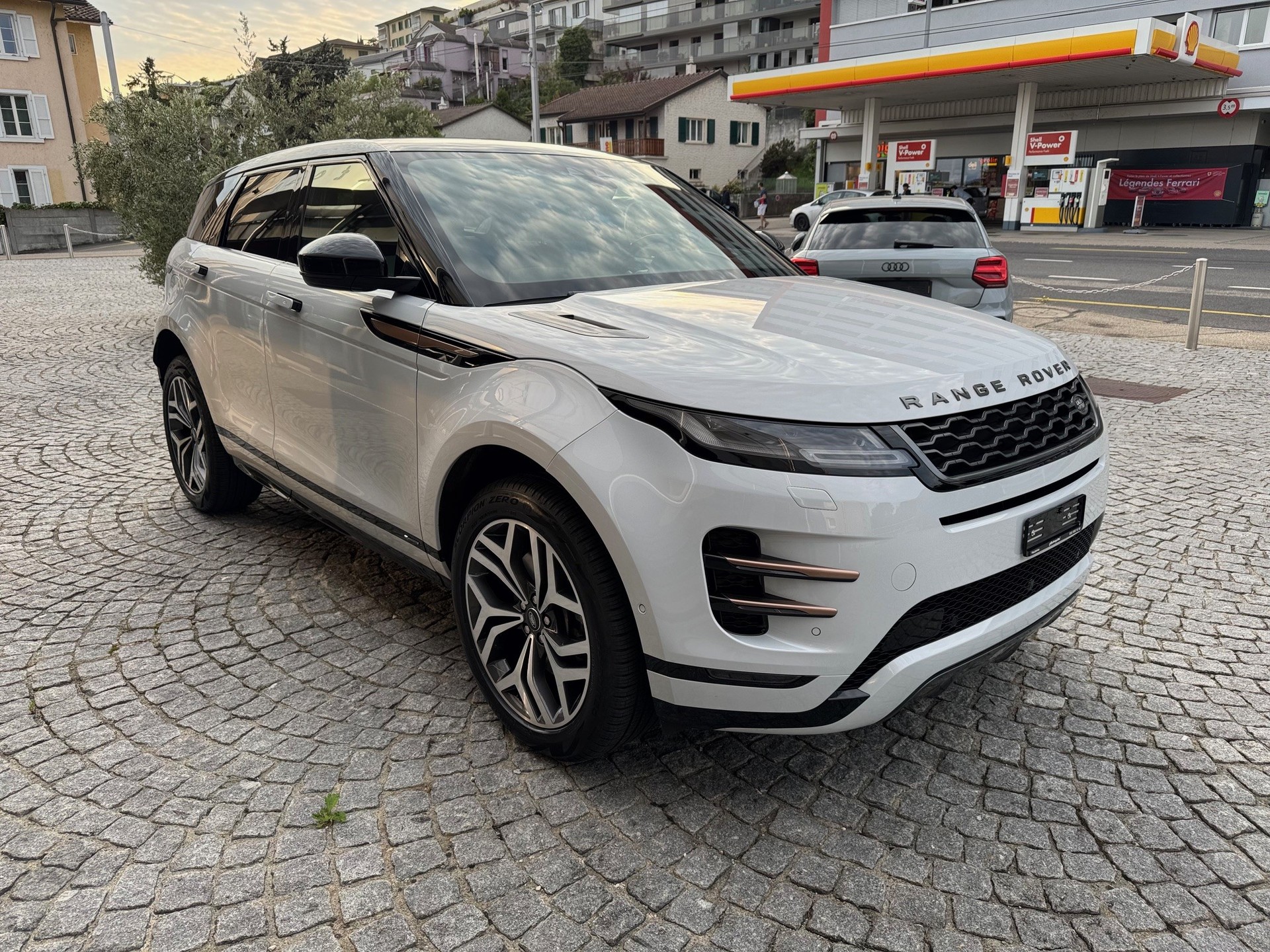 LAND ROVER Evoque R-Dynamic First Edition P 250 HSE-image-4