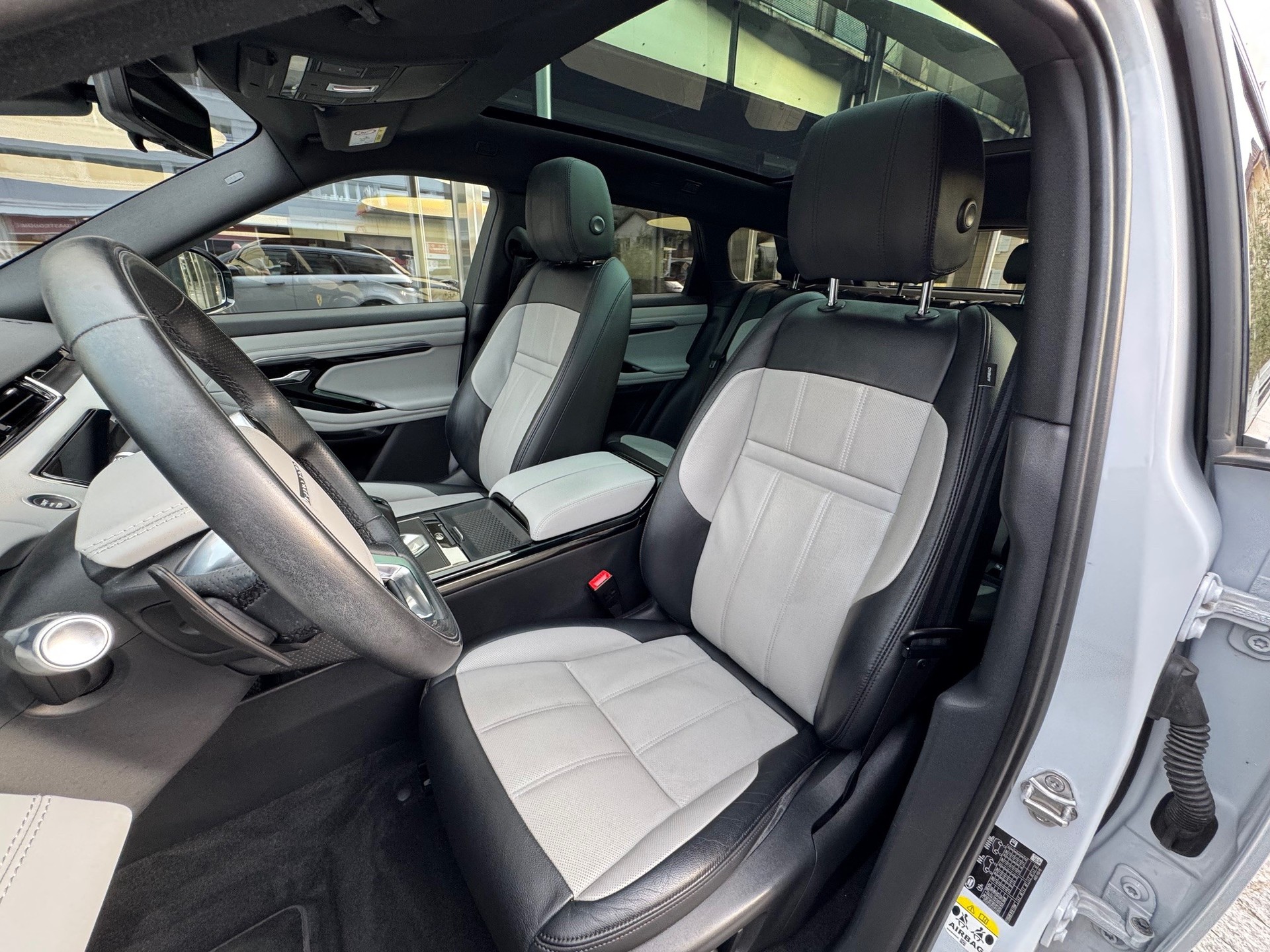 LAND ROVER Evoque R-Dynamic First Edition P 250 HSE-image-9