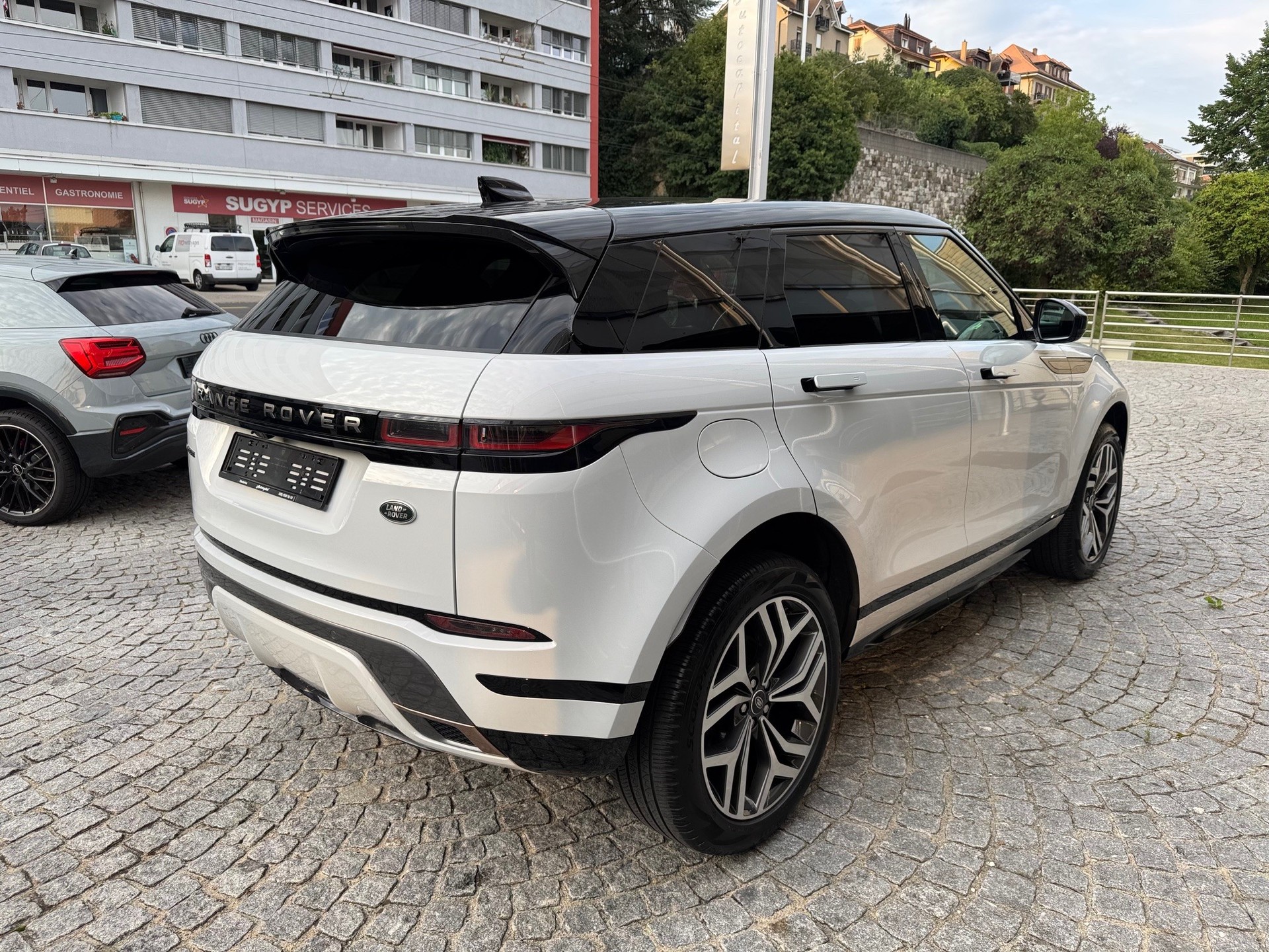 LAND ROVER Evoque R-Dynamic First Edition P 250 HSE-image-3