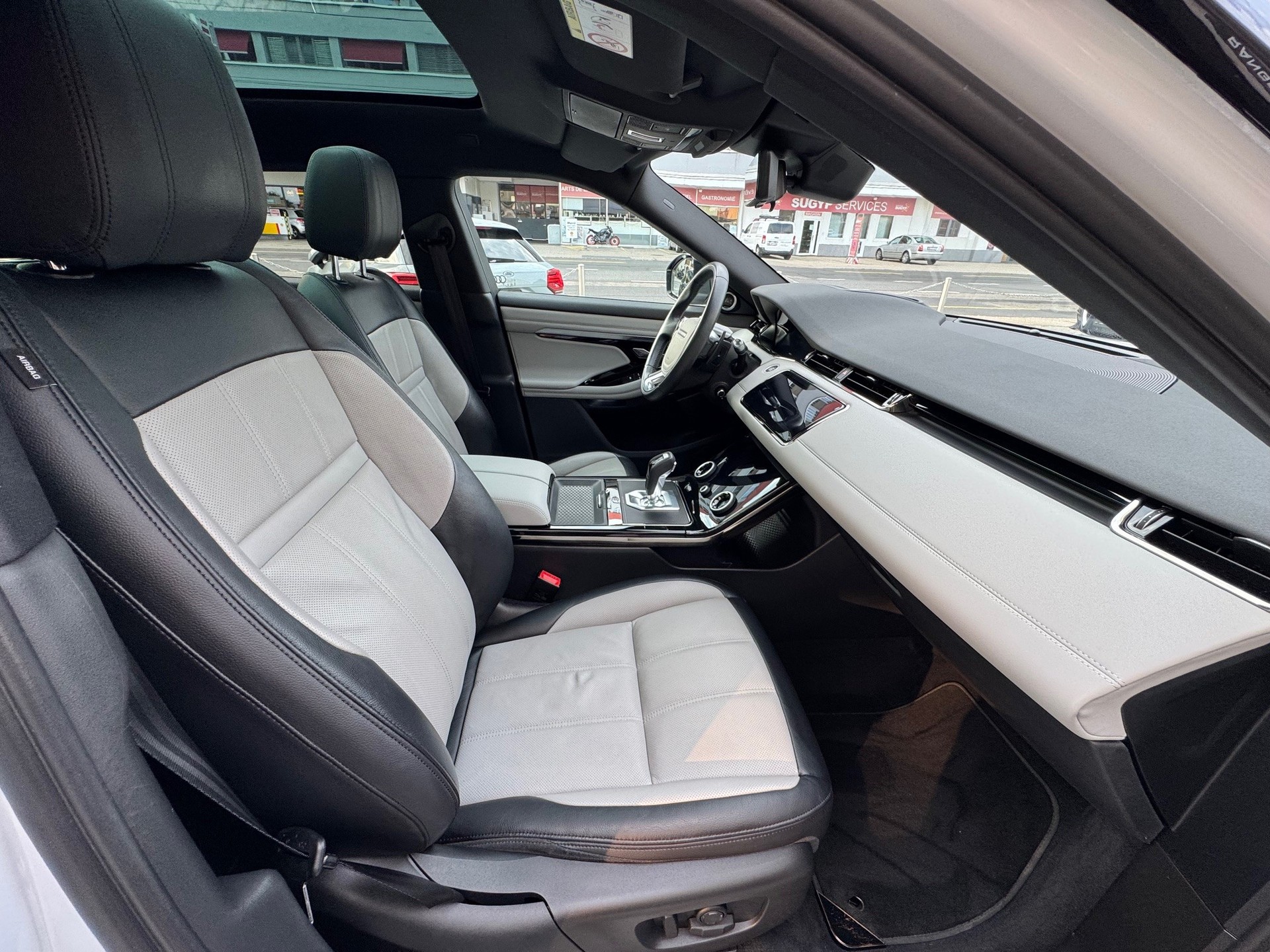 LAND ROVER Evoque R-Dynamic First Edition P 250 HSE-image-5