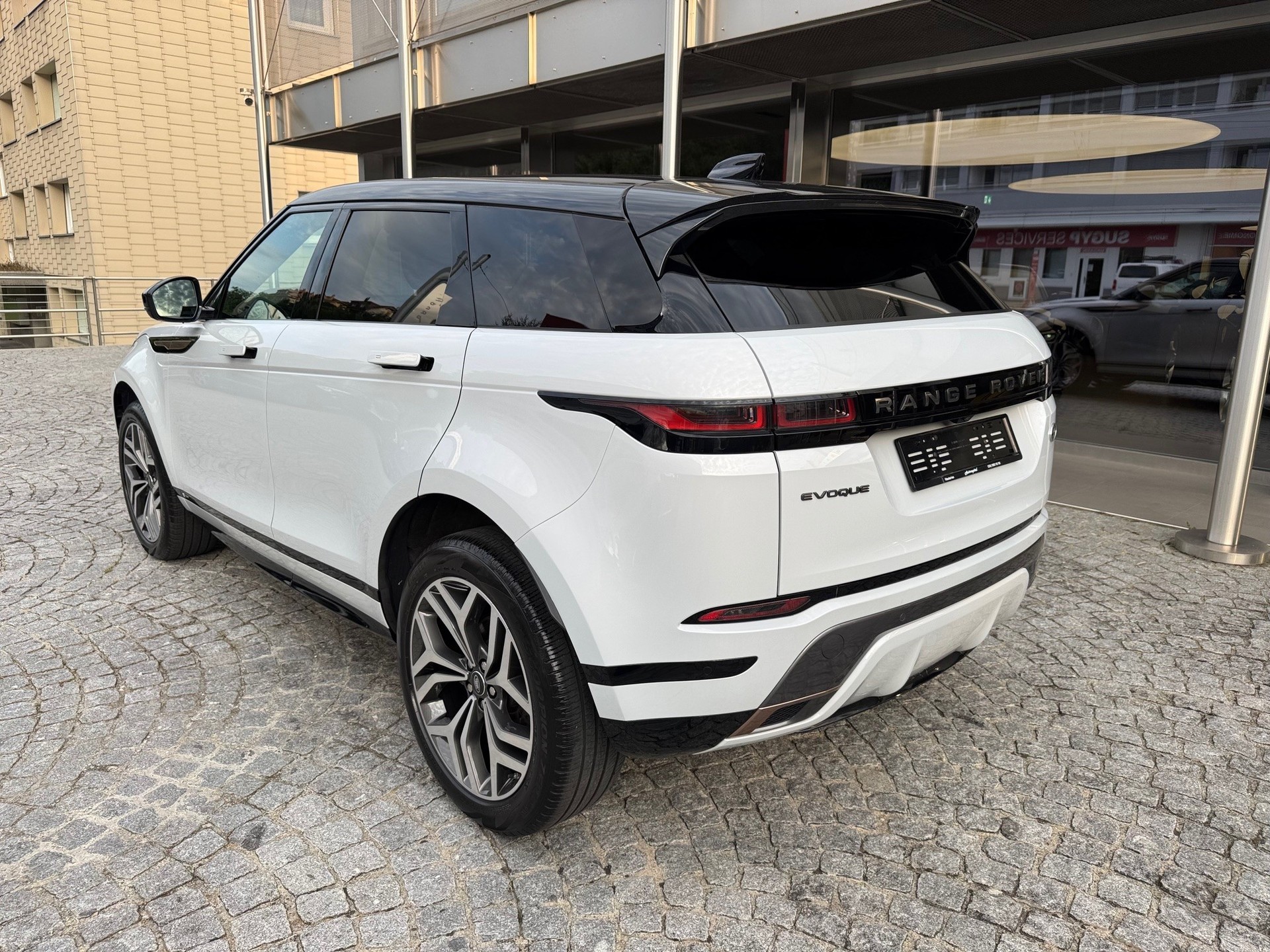 LAND ROVER Evoque R-Dynamic First Edition P 250 HSE-image-2