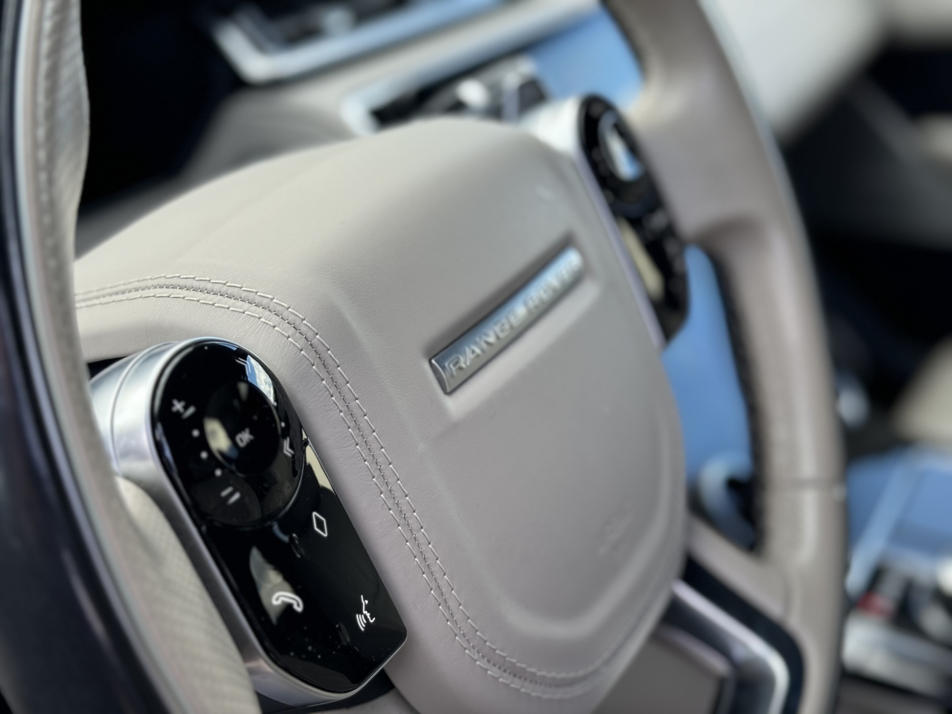LAND ROVER Range Rover Velar R-Dynamic D 300 Automatic-image-10